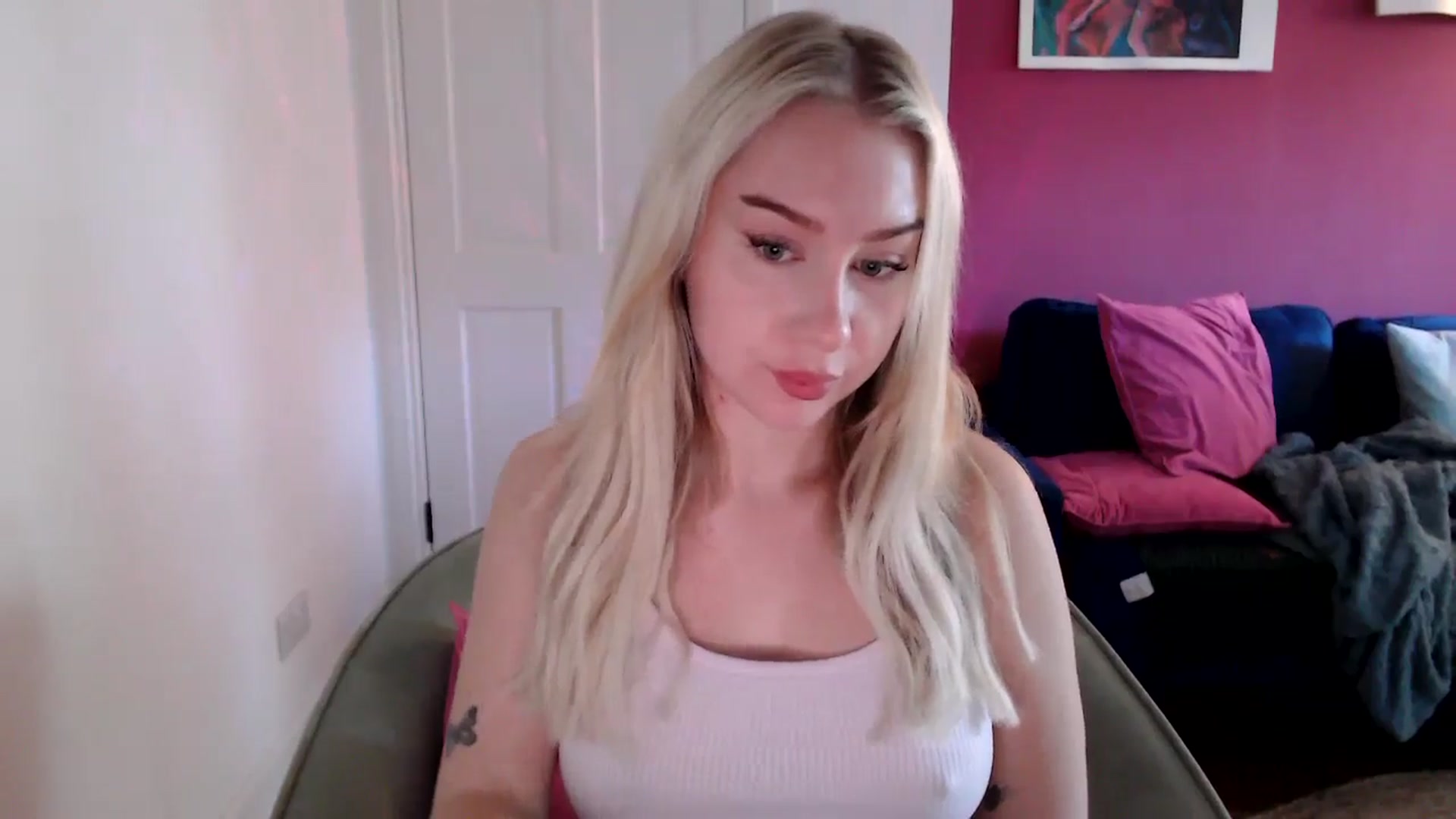 Gallery image thumbnail from PetiteAvax's myfreecams stream on, 10/18/2024, 09:08 image 6 of 20