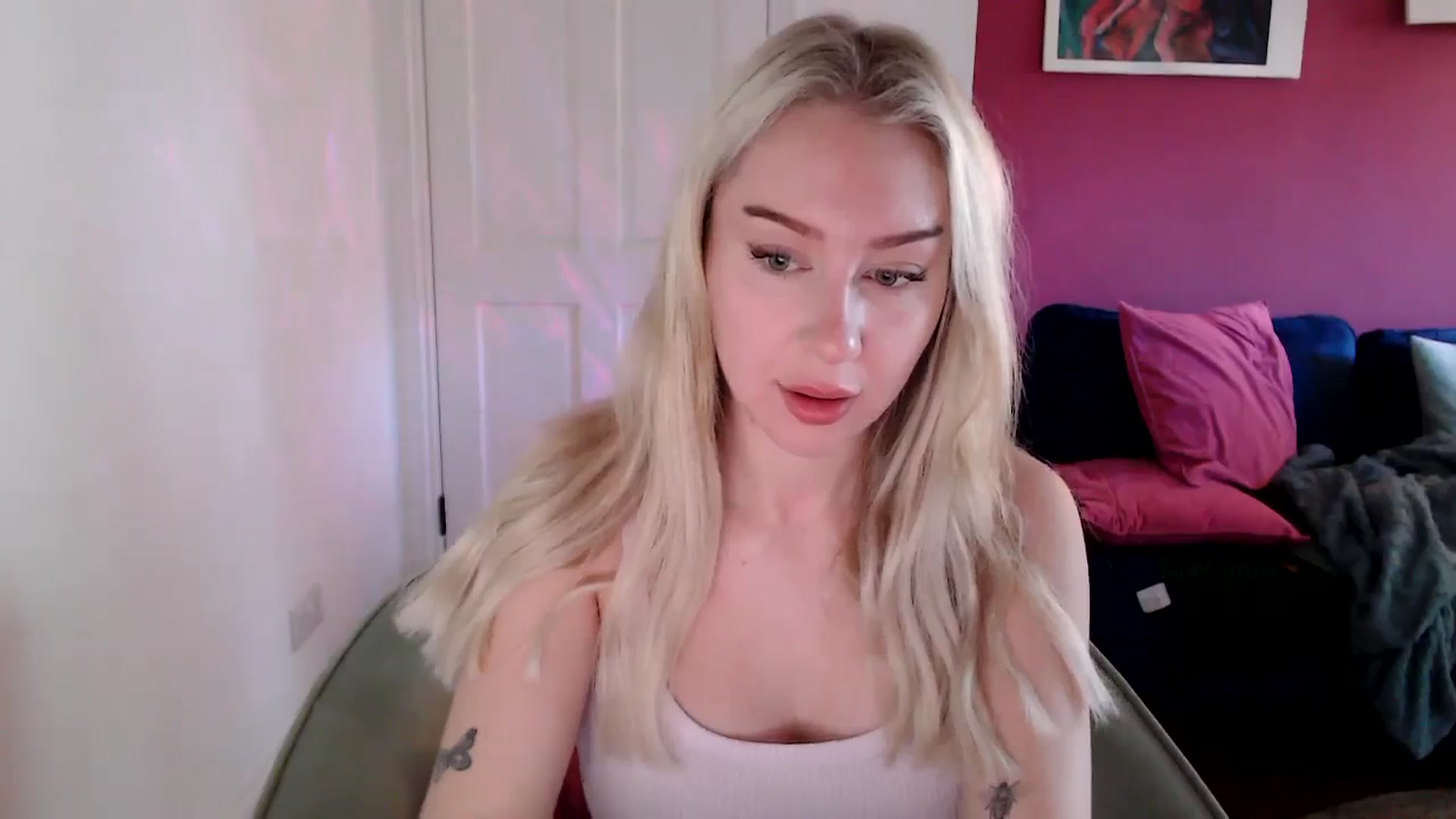 Gallery image thumbnail from PetiteAvax's myfreecams stream on, 10/18/2024, 09:08 image 12 of 20