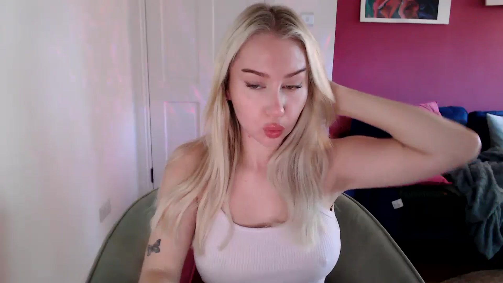 Gallery image thumbnail from PetiteAvax's myfreecams stream on, 10/18/2024, 09:08 image 14 of 20