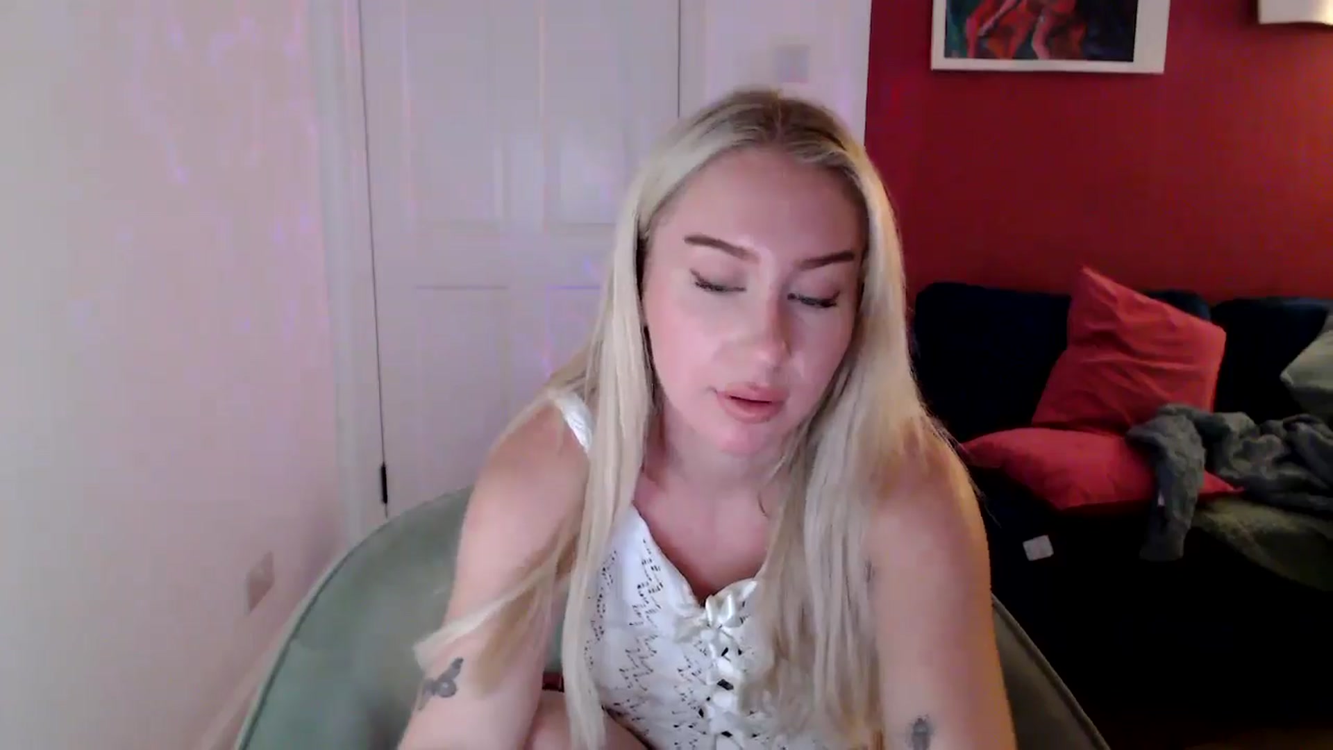 Gallery image thumbnail from PetiteAvax's myfreecams stream on, 10/18/2024, 19:25 image 11 of 20