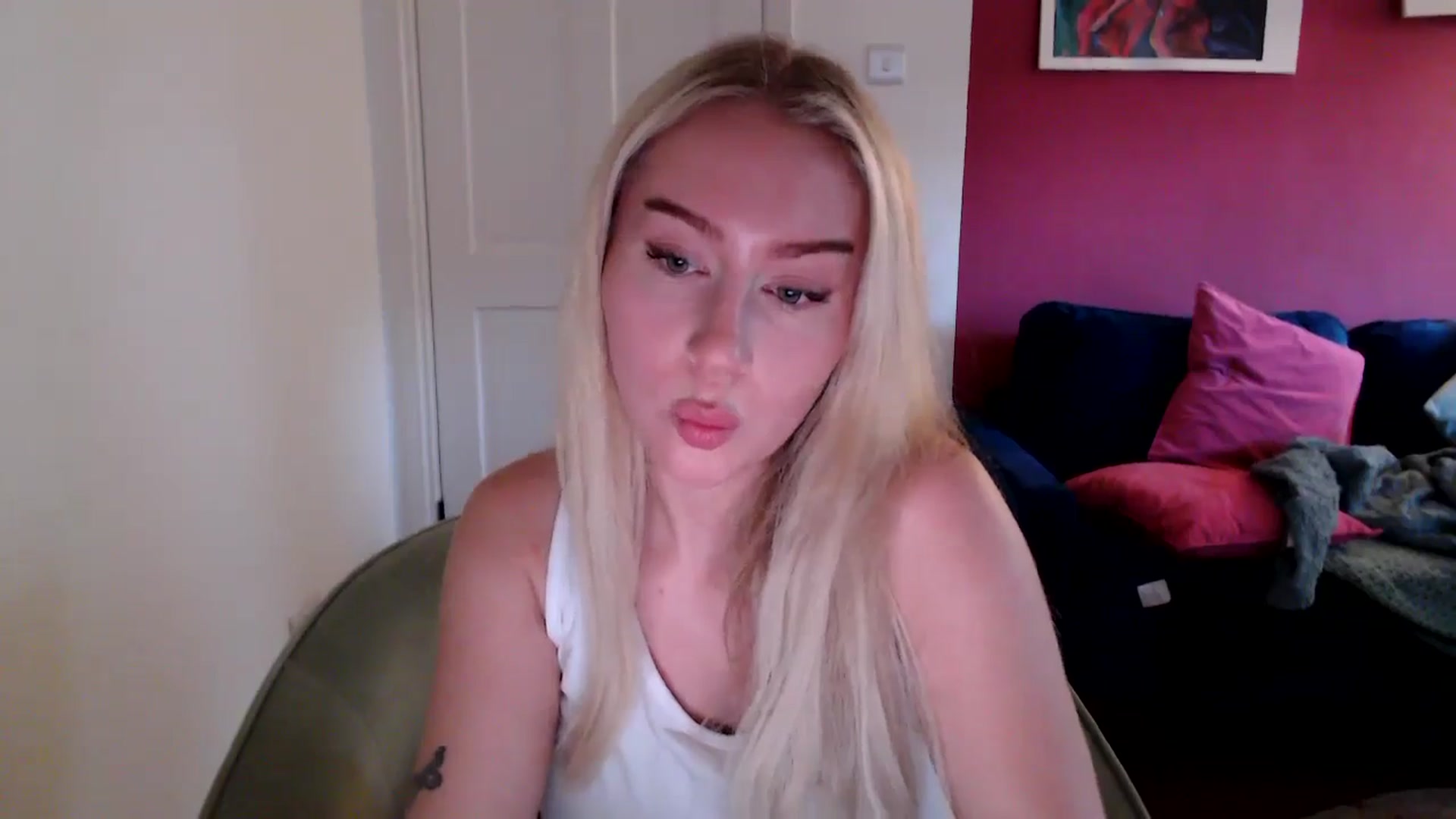 Gallery image thumbnail from PetiteAvax's myfreecams stream on, 10/18/2024, 19:25 image 2 of 20