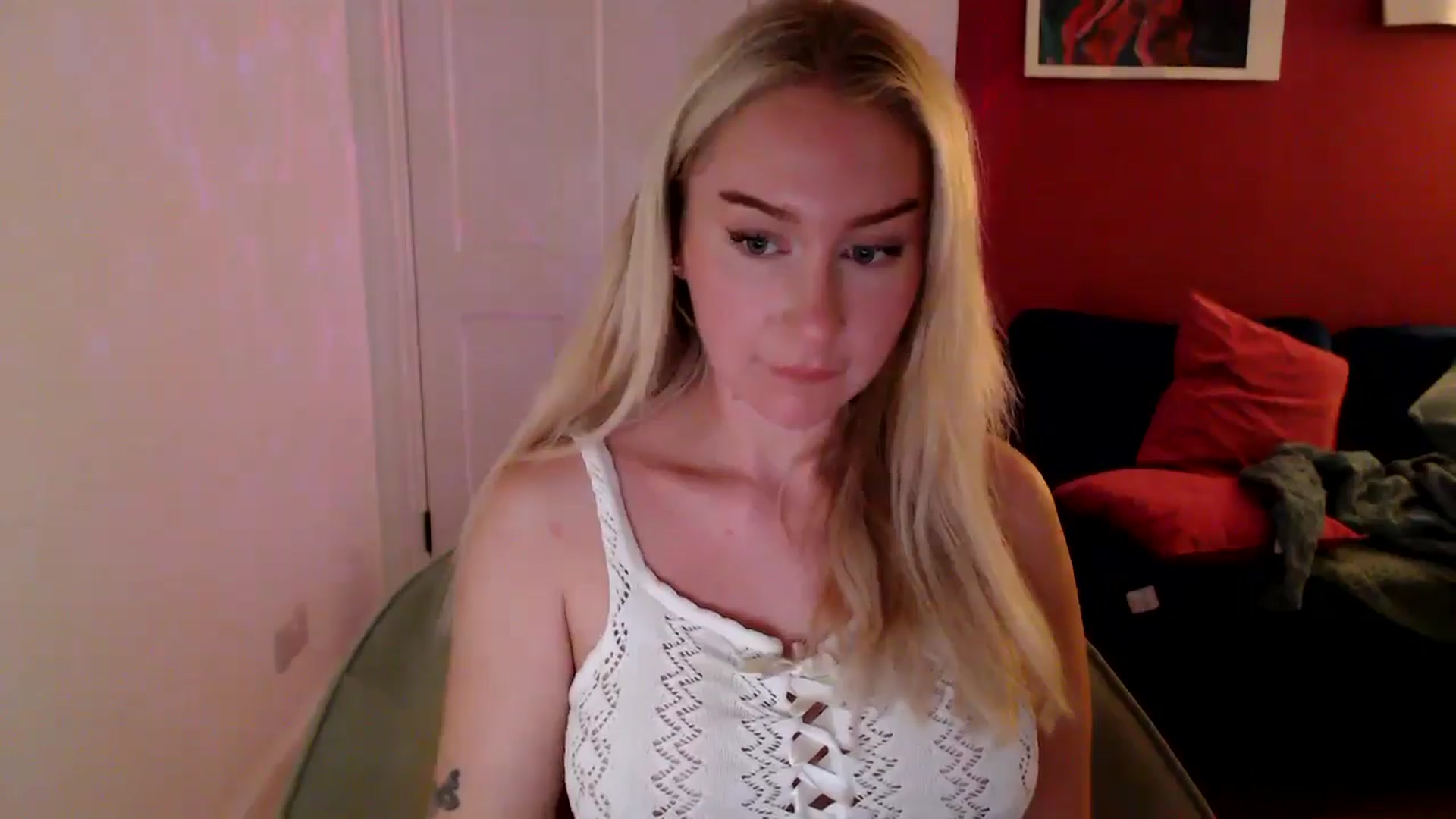 Gallery image thumbnail from PetiteAvax's myfreecams stream on, 10/18/2024, 19:25 image 10 of 20