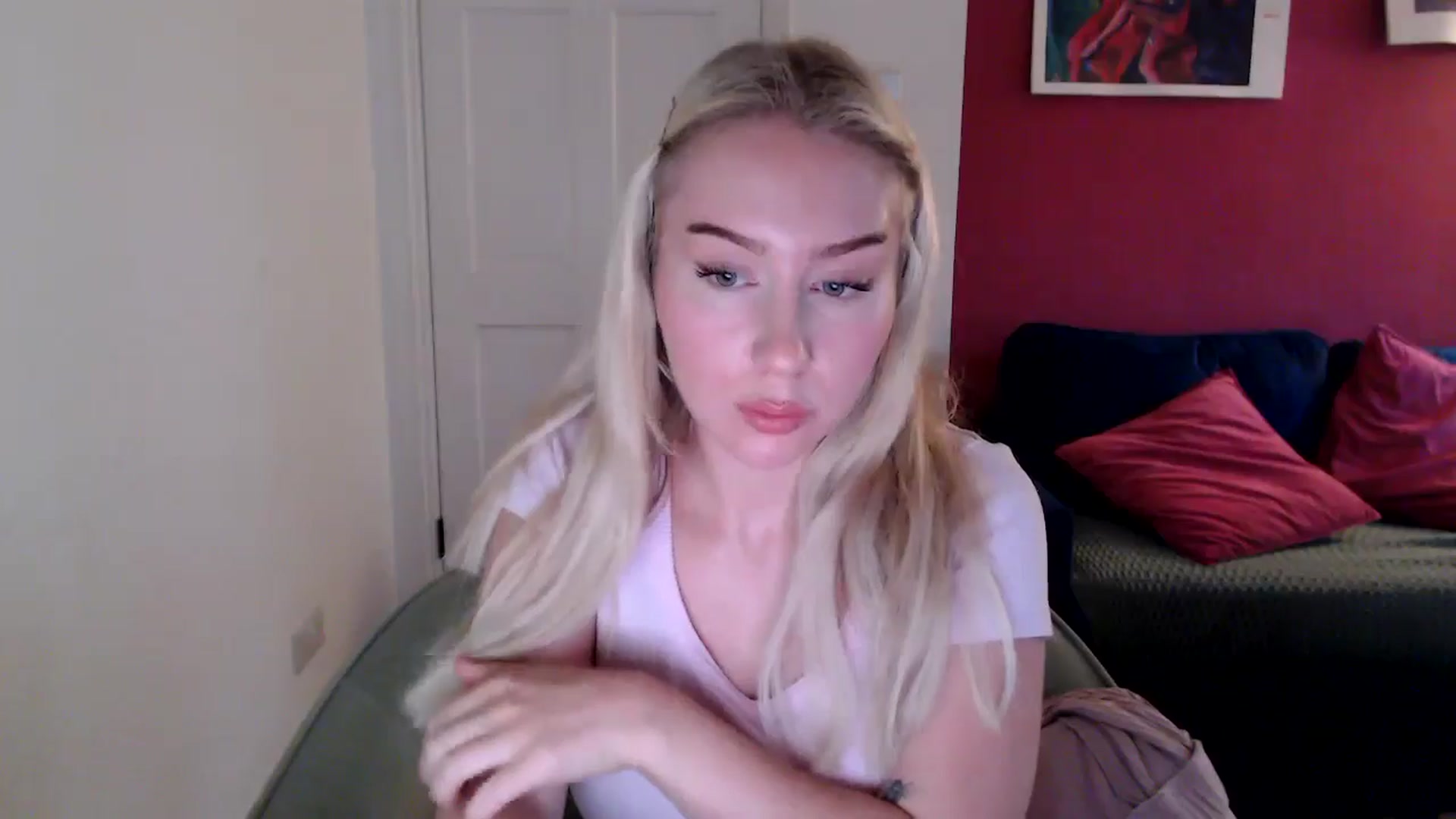 Gallery image thumbnail from PetiteAvax's myfreecams stream on, 10/22/2024, 16:37 image 13 of 20
