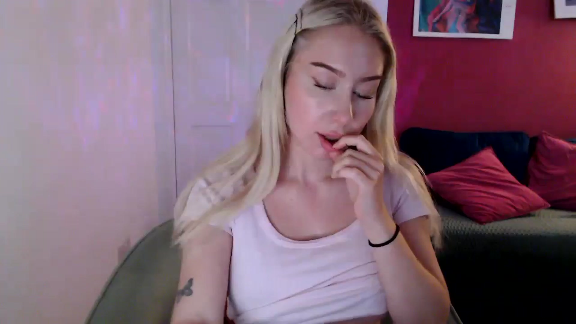 Gallery image thumbnail from PetiteAvax's myfreecams stream on, 10/22/2024, 18:14 image 14 of 20
