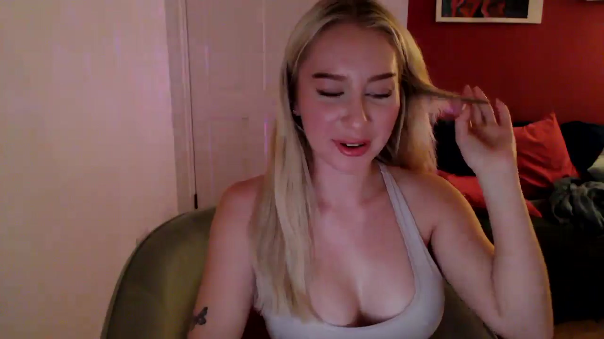 Gallery image thumbnail from PetiteAvax's myfreecams stream on, 10/24/2024, 20:32 image 17 of 20