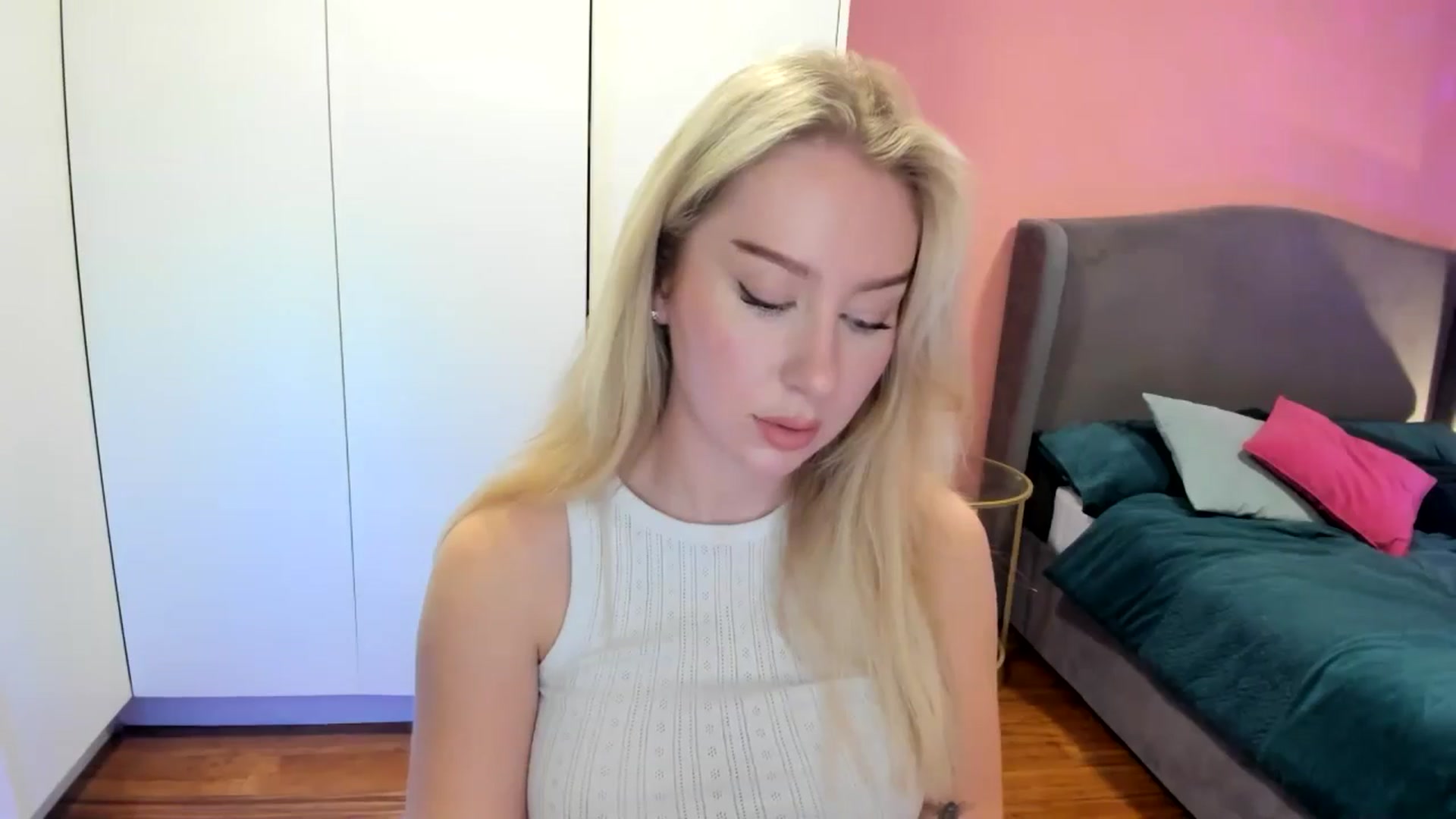 Gallery image thumbnail from PetiteAvax's myfreecams stream on, 11/15/2024, 18:50 image 15 of 20