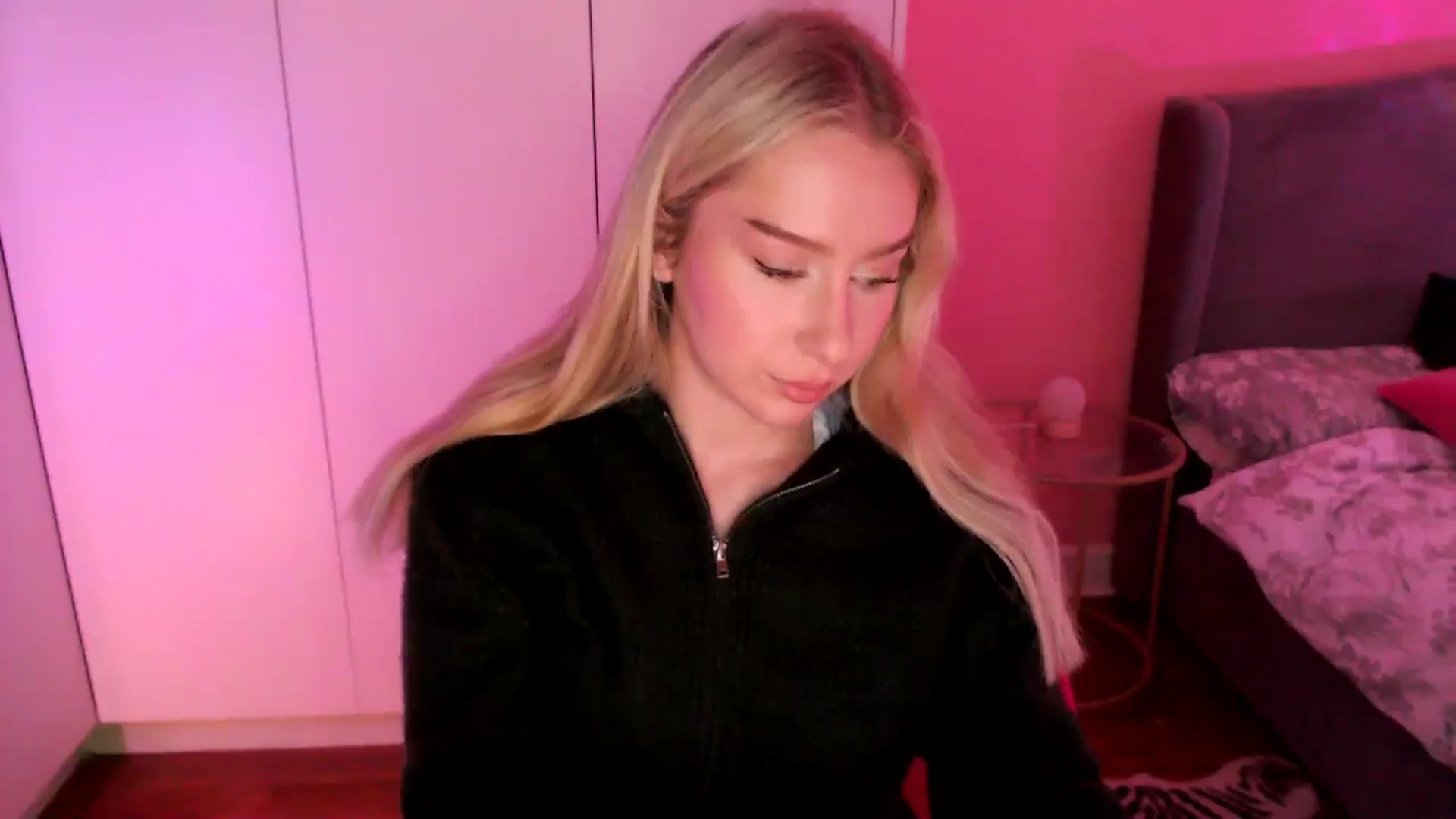 Gallery image thumbnail from PetiteAvax's myfreecams stream on, 11/19/2024, 19:19 image 16 of 20