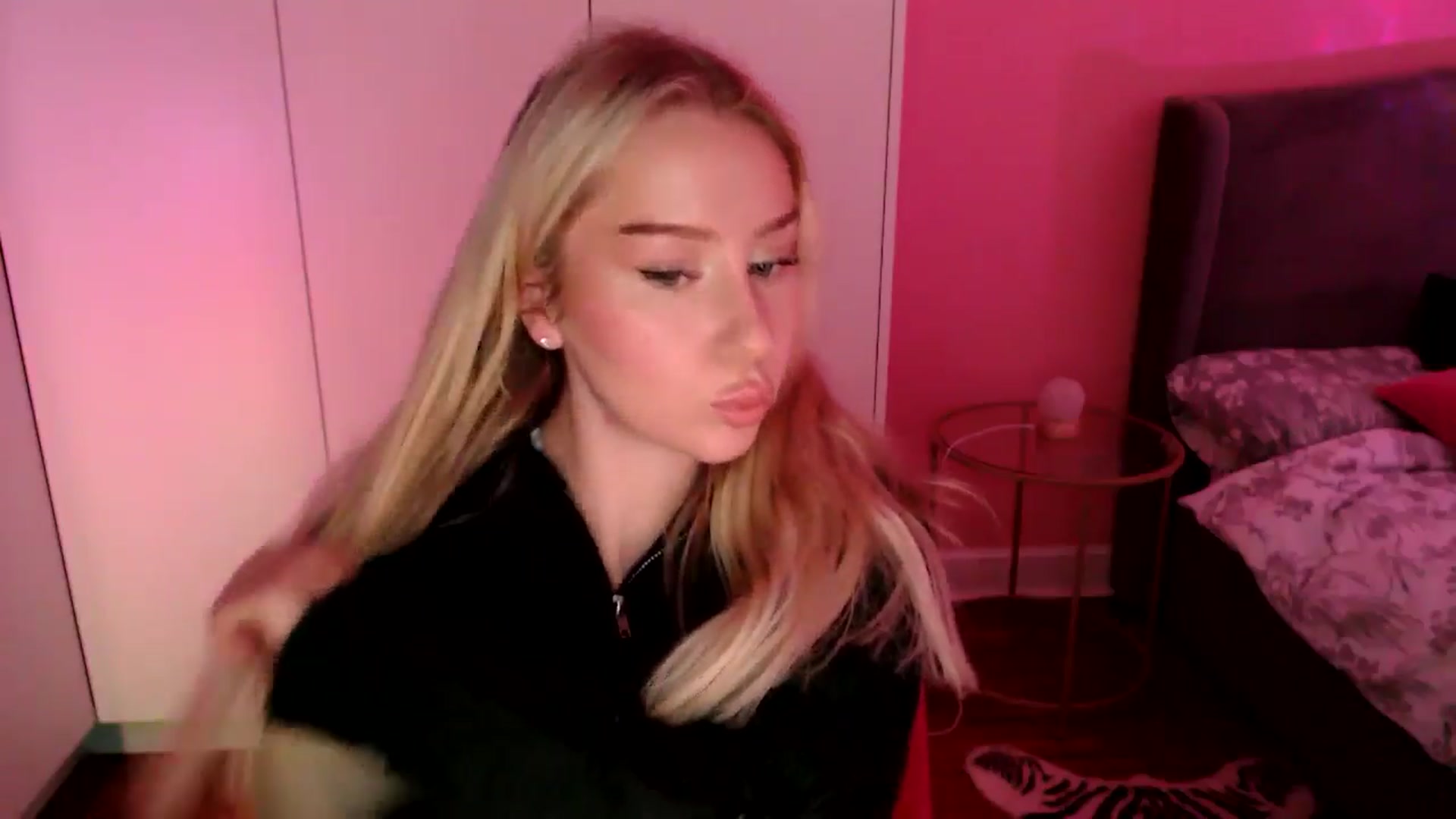 Gallery image thumbnail from PetiteAvax's myfreecams stream on, 11/19/2024, 19:19 image 17 of 20