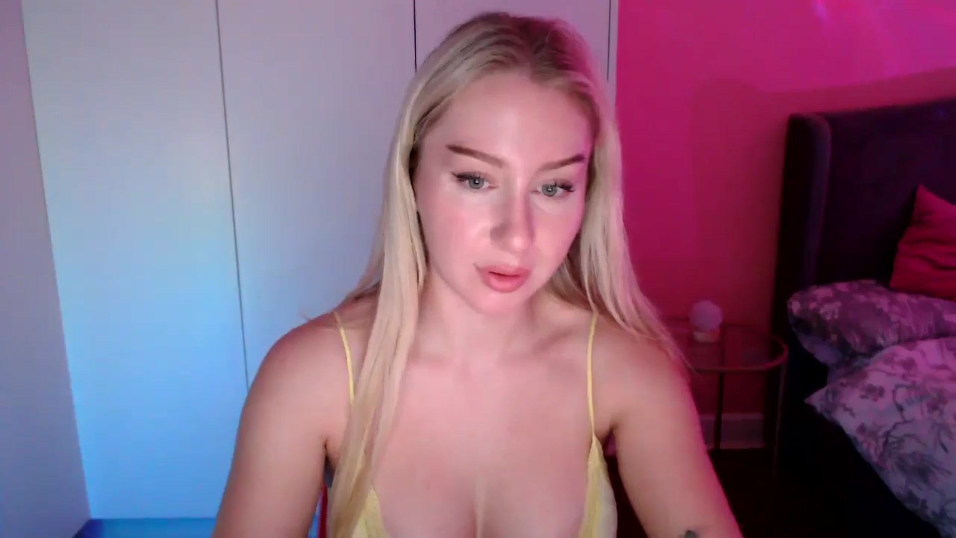 Gallery image thumbnail from PetiteAvax's myfreecams stream on, 11/20/2024, 22:21 image 12 of 20