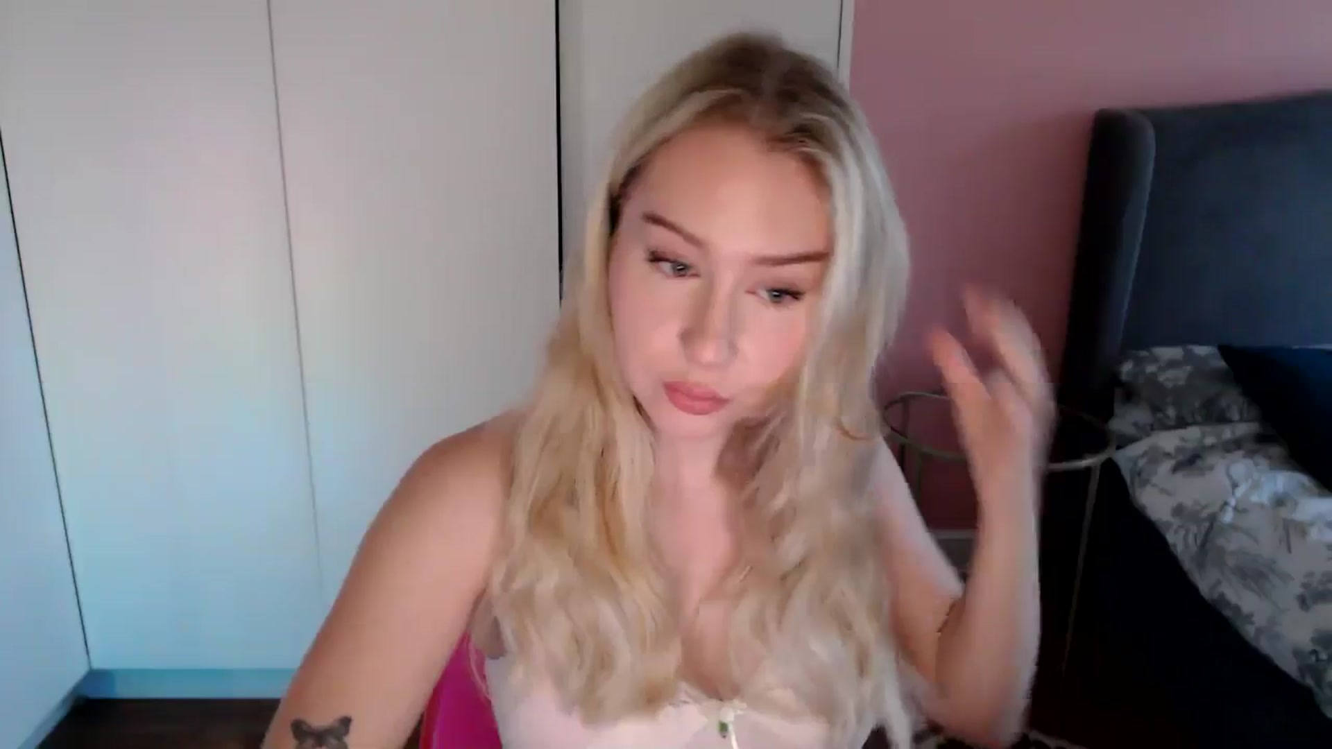 Gallery image thumbnail from PetiteAvax's myfreecams stream on, 11/25/2024, 09:40 image 17 of 20