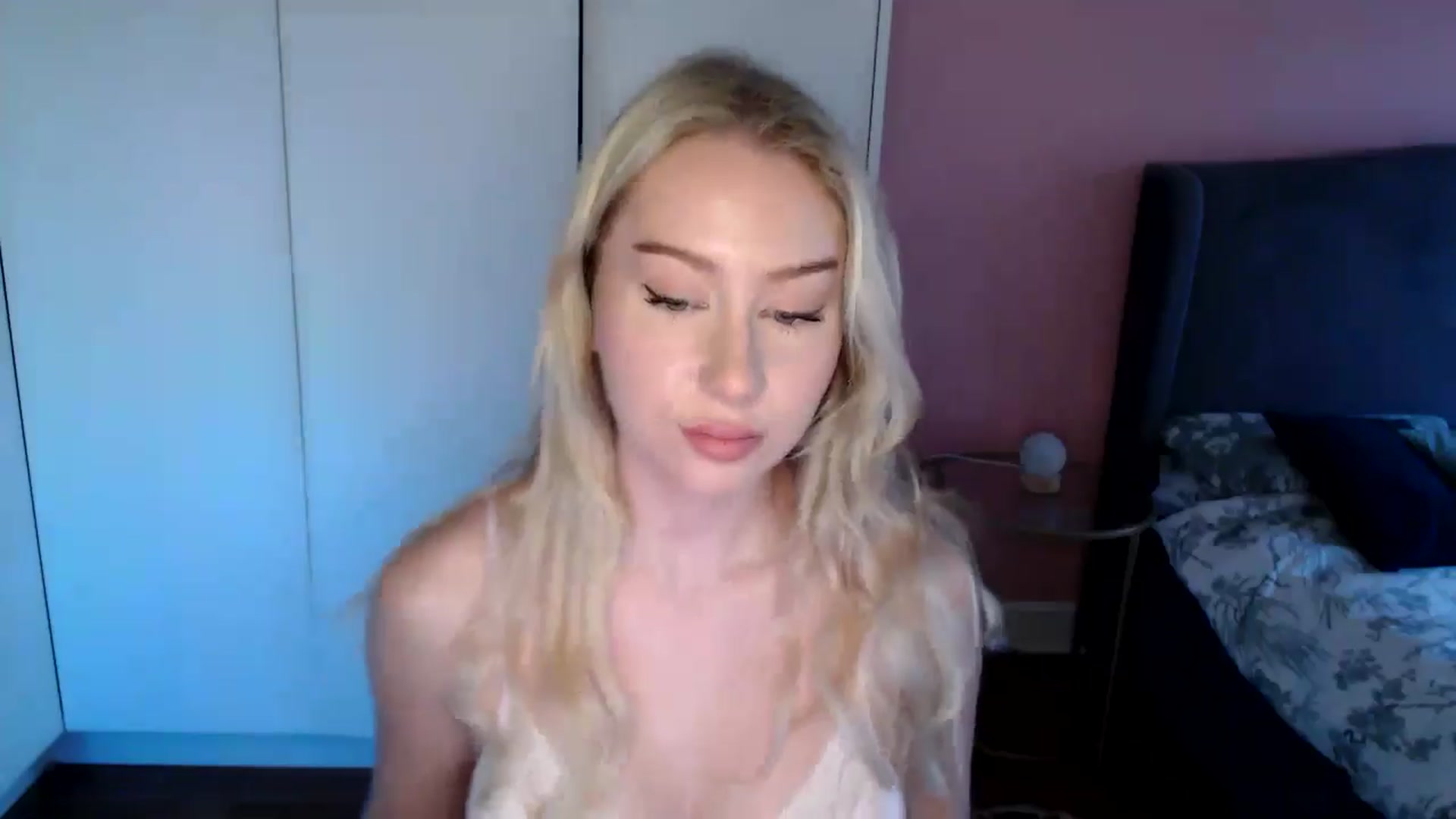 Gallery image thumbnail from PetiteAvax's myfreecams stream on, 11/25/2024, 09:40 image 4 of 20