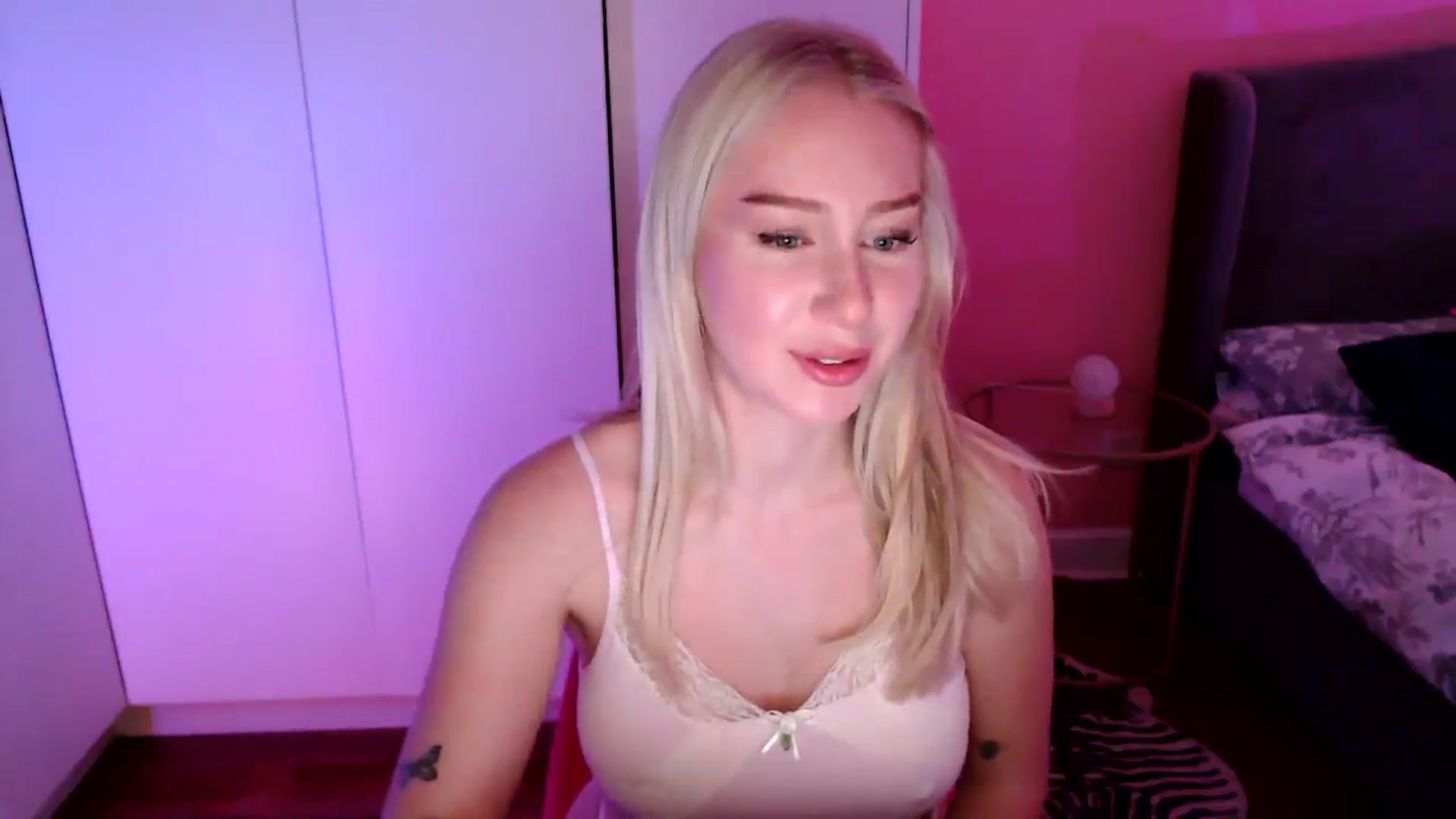 Gallery image thumbnail from PetiteAvax's myfreecams stream on, 11/25/2024, 22:21 image 10 of 20