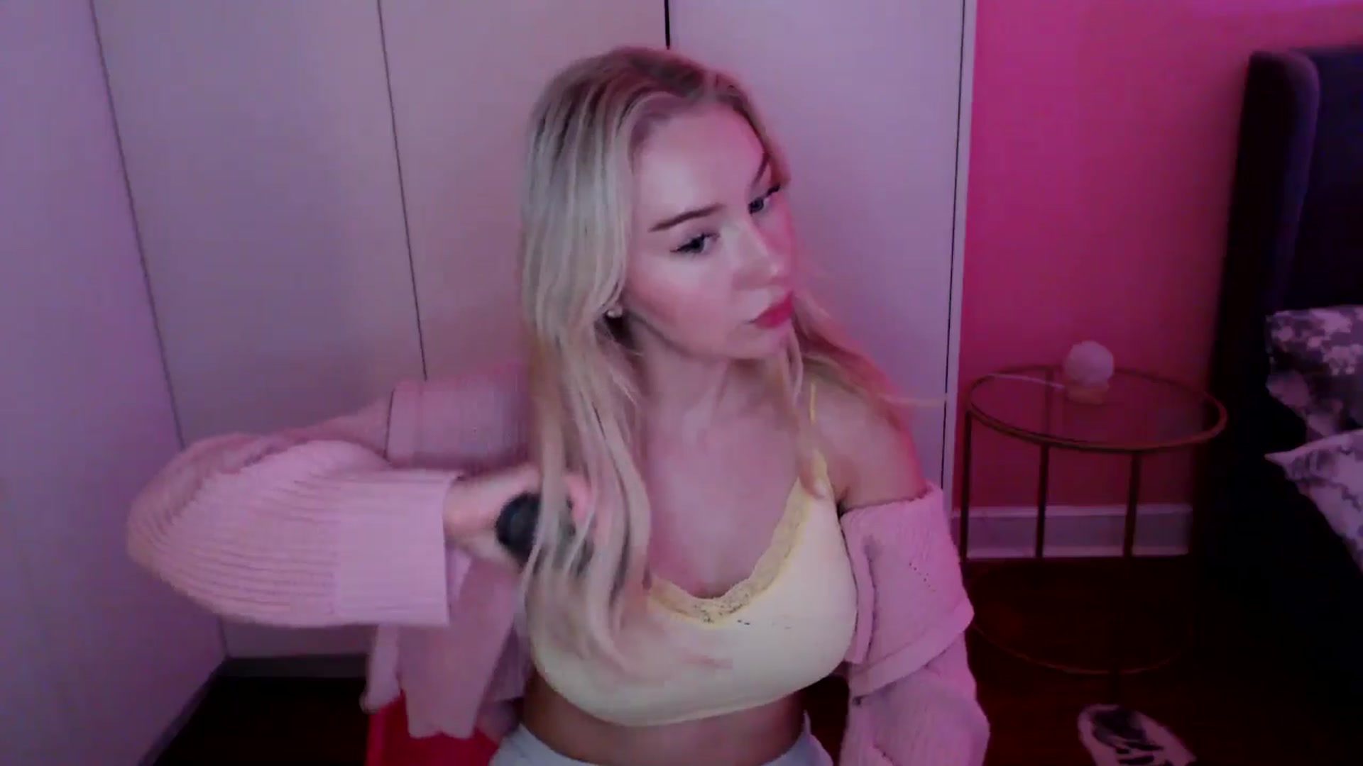 Gallery image thumbnail from PetiteAvax's myfreecams stream on, 11/29/2024, 20:51 image 11 of 20