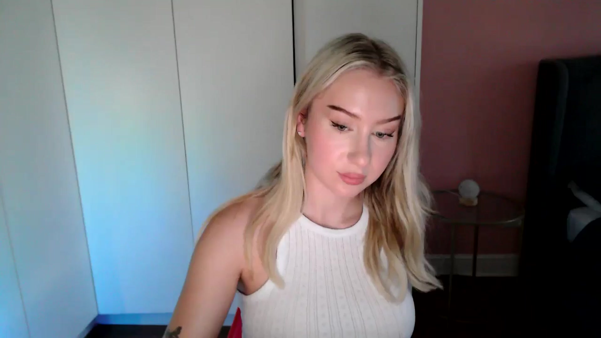 Gallery image thumbnail from PetiteAvax's myfreecams stream on, 11/30/2024, 15:45 image 10 of 20