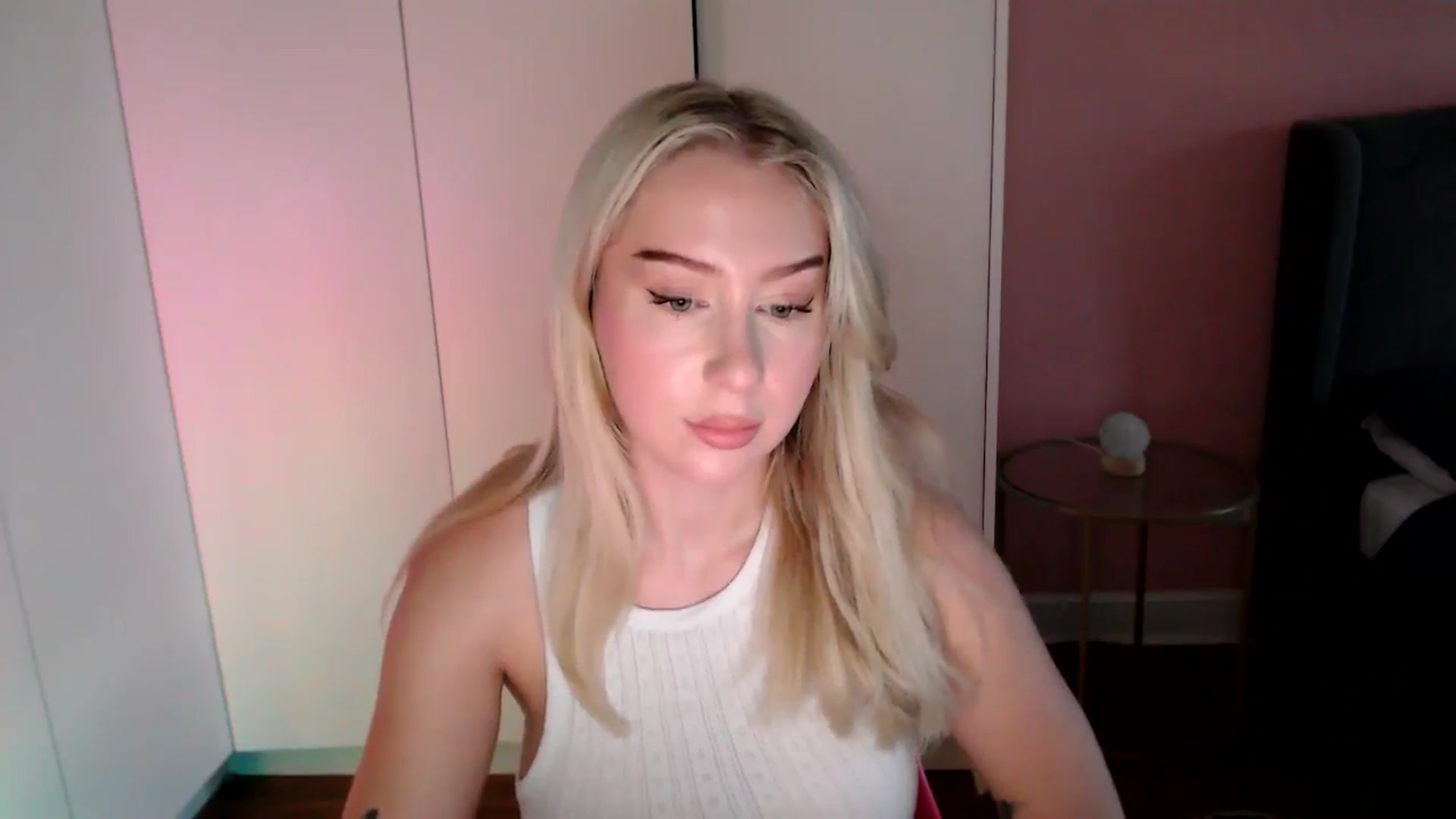 Gallery image thumbnail from PetiteAvax's myfreecams stream on, 11/30/2024, 15:45 image 7 of 20