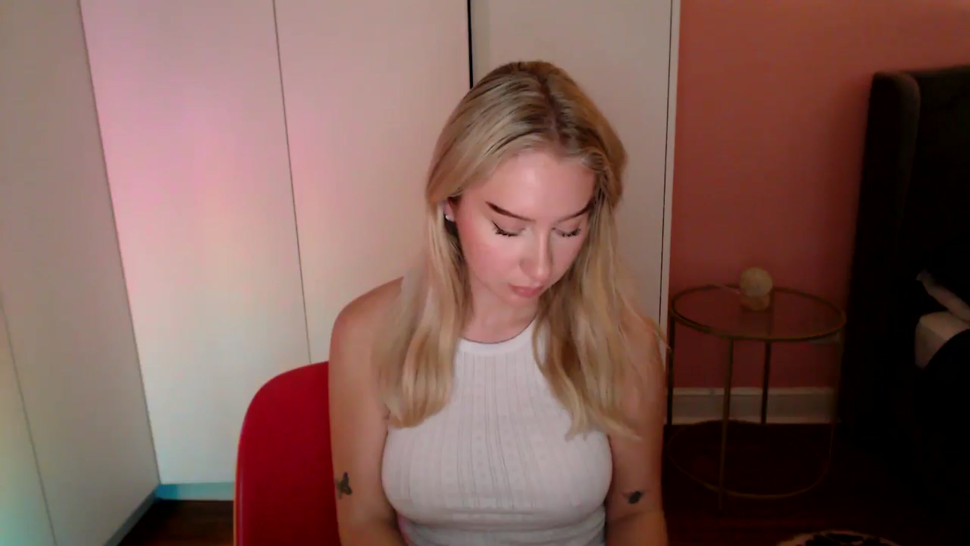Gallery image thumbnail from PetiteAvax's myfreecams stream on, 11/30/2024, 18:09 image 10 of 20