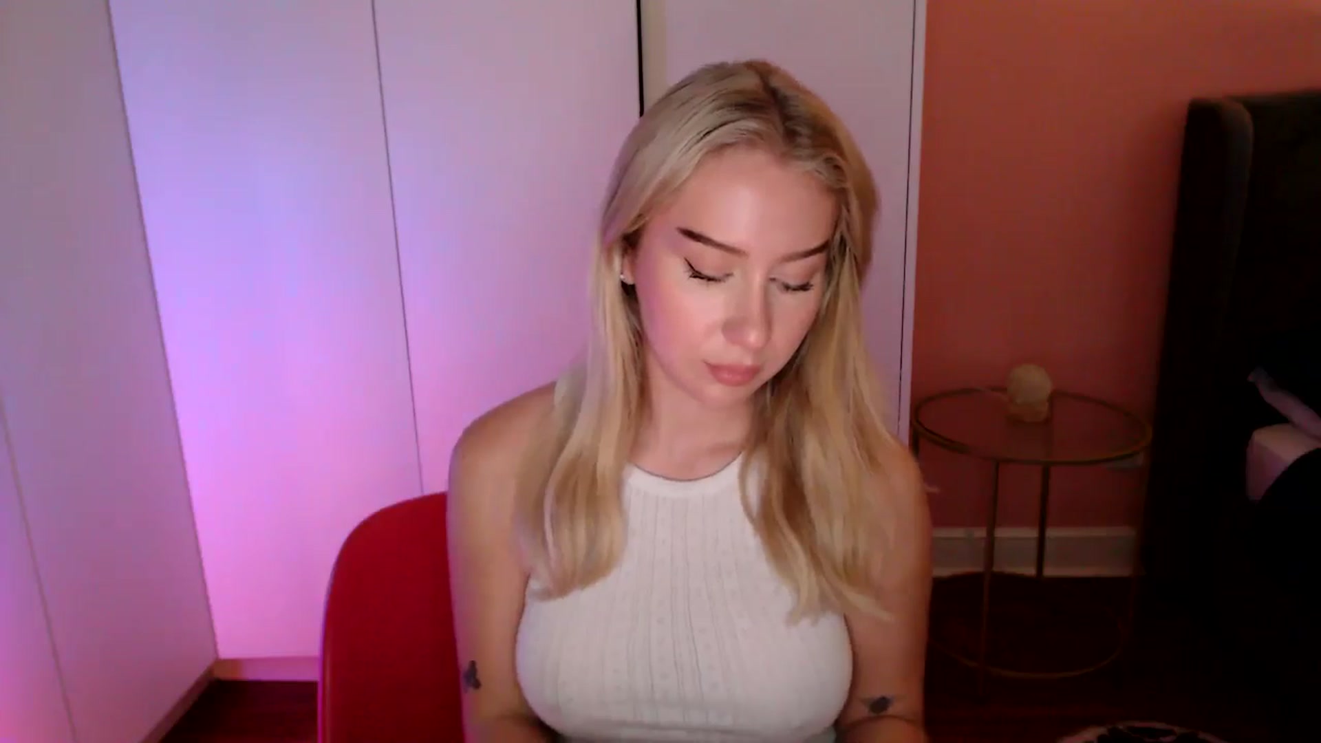 Gallery image thumbnail from PetiteAvax's myfreecams stream on, 11/30/2024, 18:09 image 11 of 20