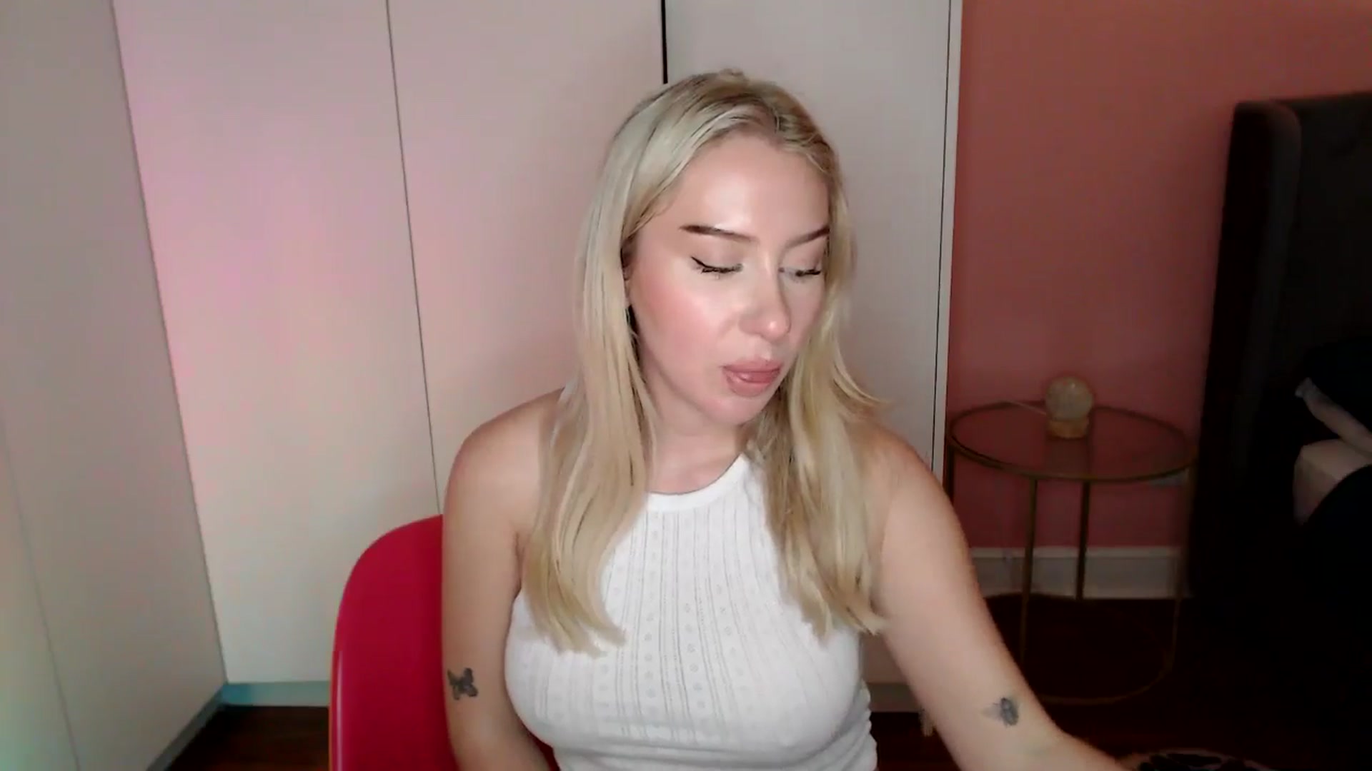 Gallery image thumbnail from PetiteAvax's myfreecams stream on, 11/30/2024, 18:09 image 8 of 20