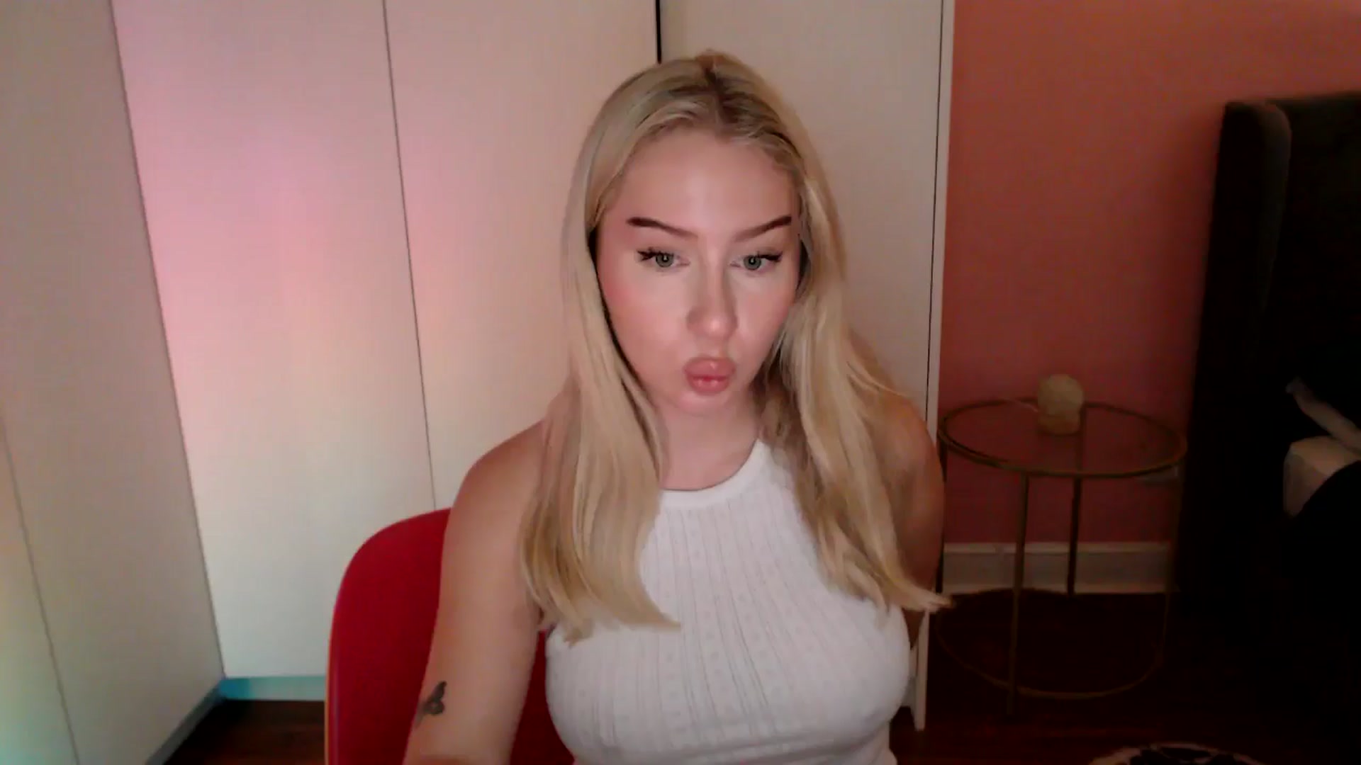 Gallery image thumbnail from PetiteAvax's myfreecams stream on, 11/30/2024, 18:09 image 7 of 20