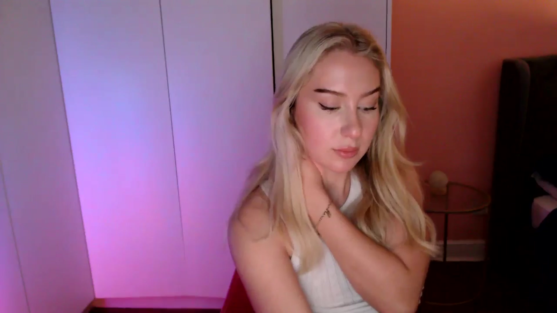 Gallery image thumbnail from PetiteAvax's myfreecams stream on, 11/30/2024, 19:10 image 8 of 20