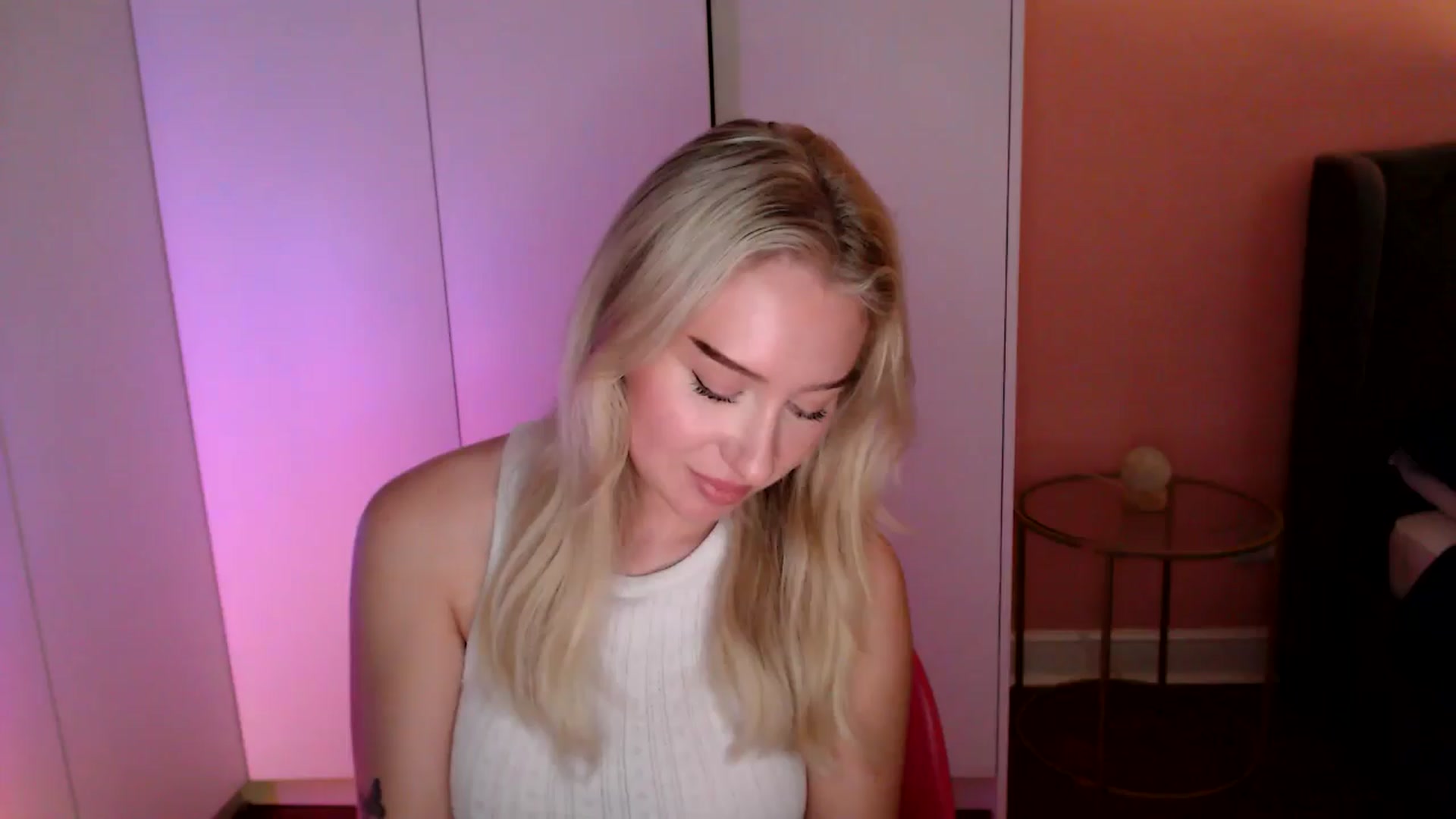 Gallery image thumbnail from PetiteAvax's myfreecams stream on, 11/30/2024, 19:10 image 7 of 20