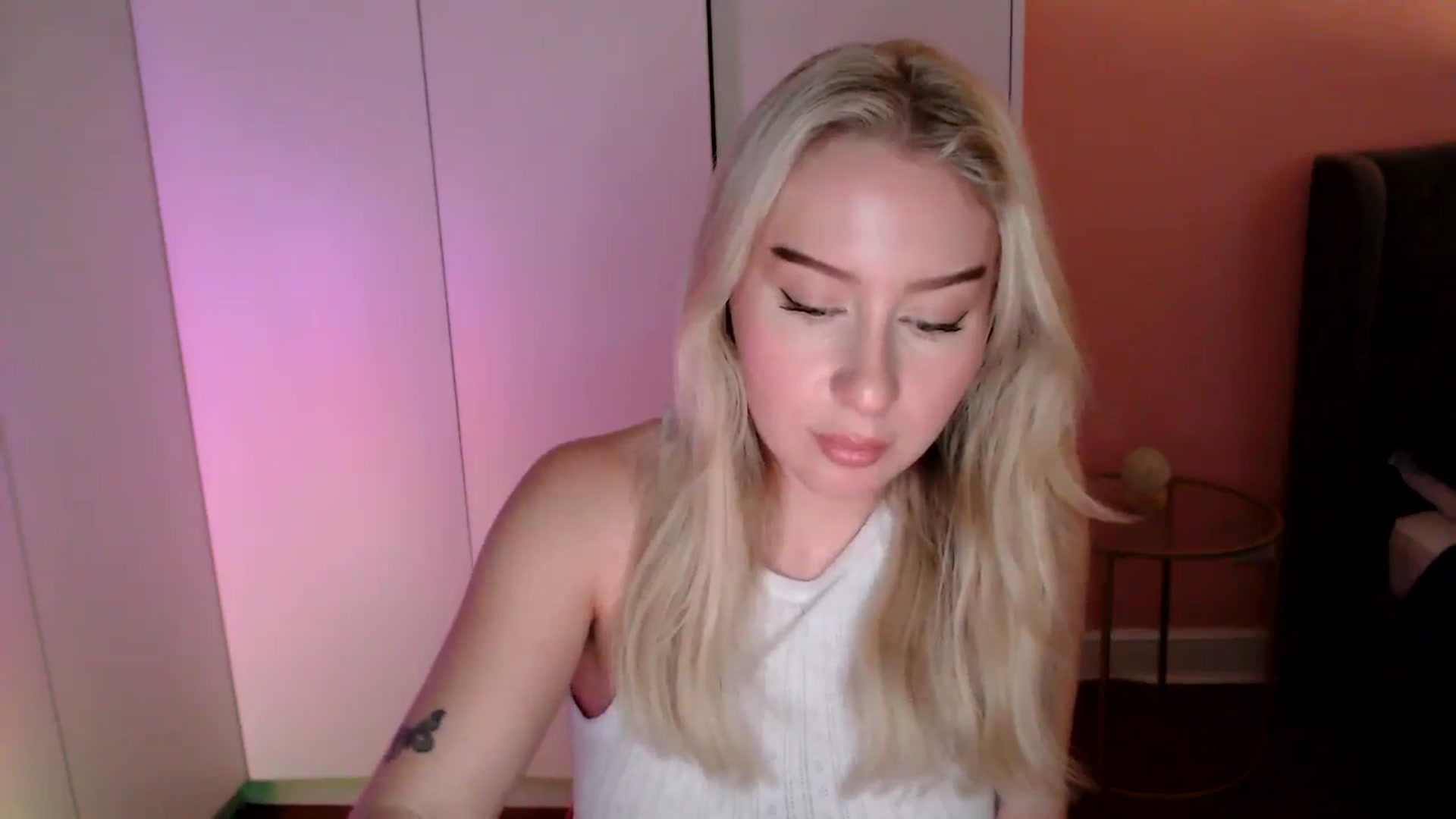 Gallery image thumbnail from PetiteAvax's myfreecams stream on, 11/30/2024, 19:10 image 6 of 20