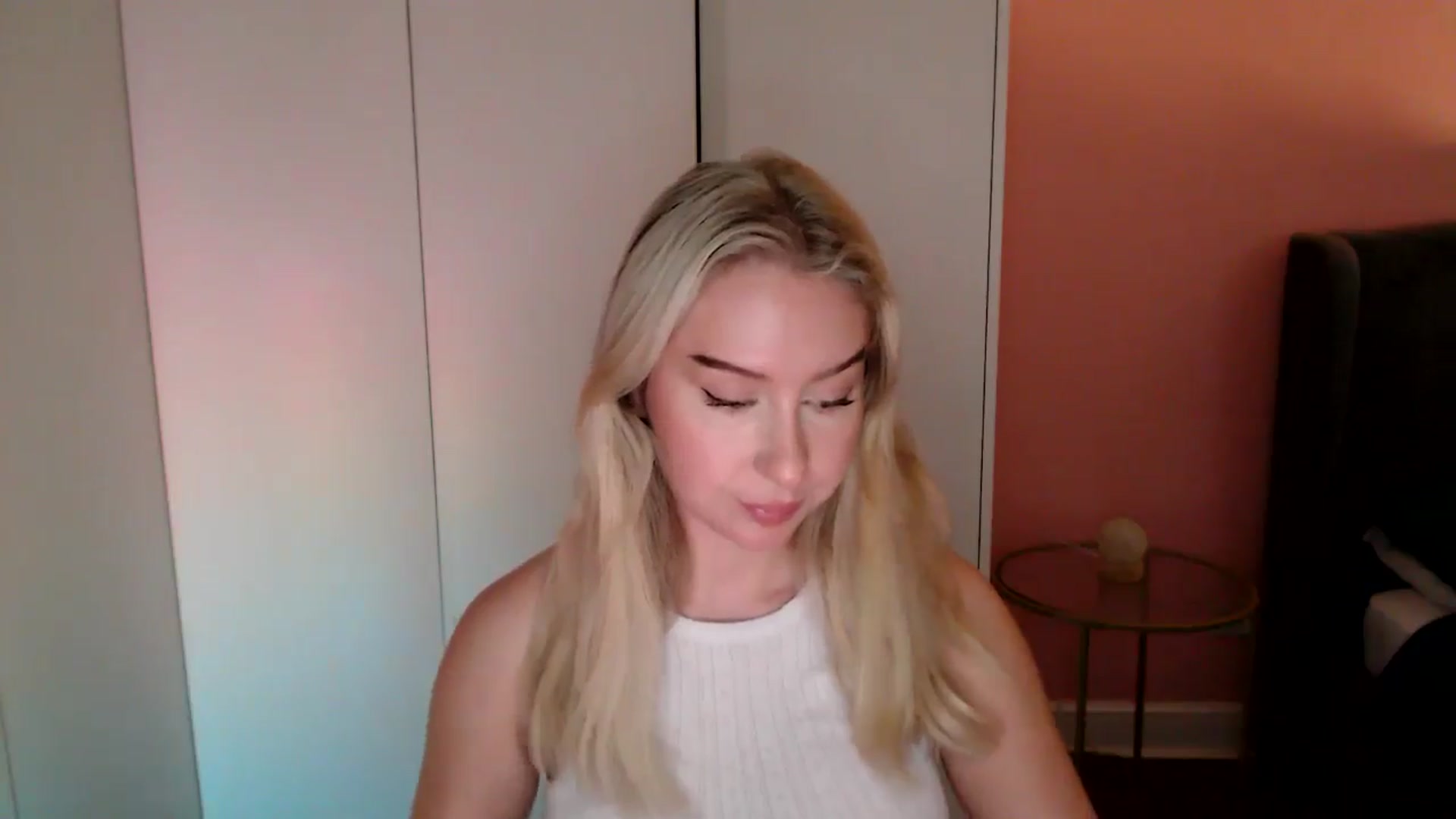 Gallery image thumbnail from PetiteAvax's myfreecams stream on, 11/30/2024, 20:23 image 4 of 20