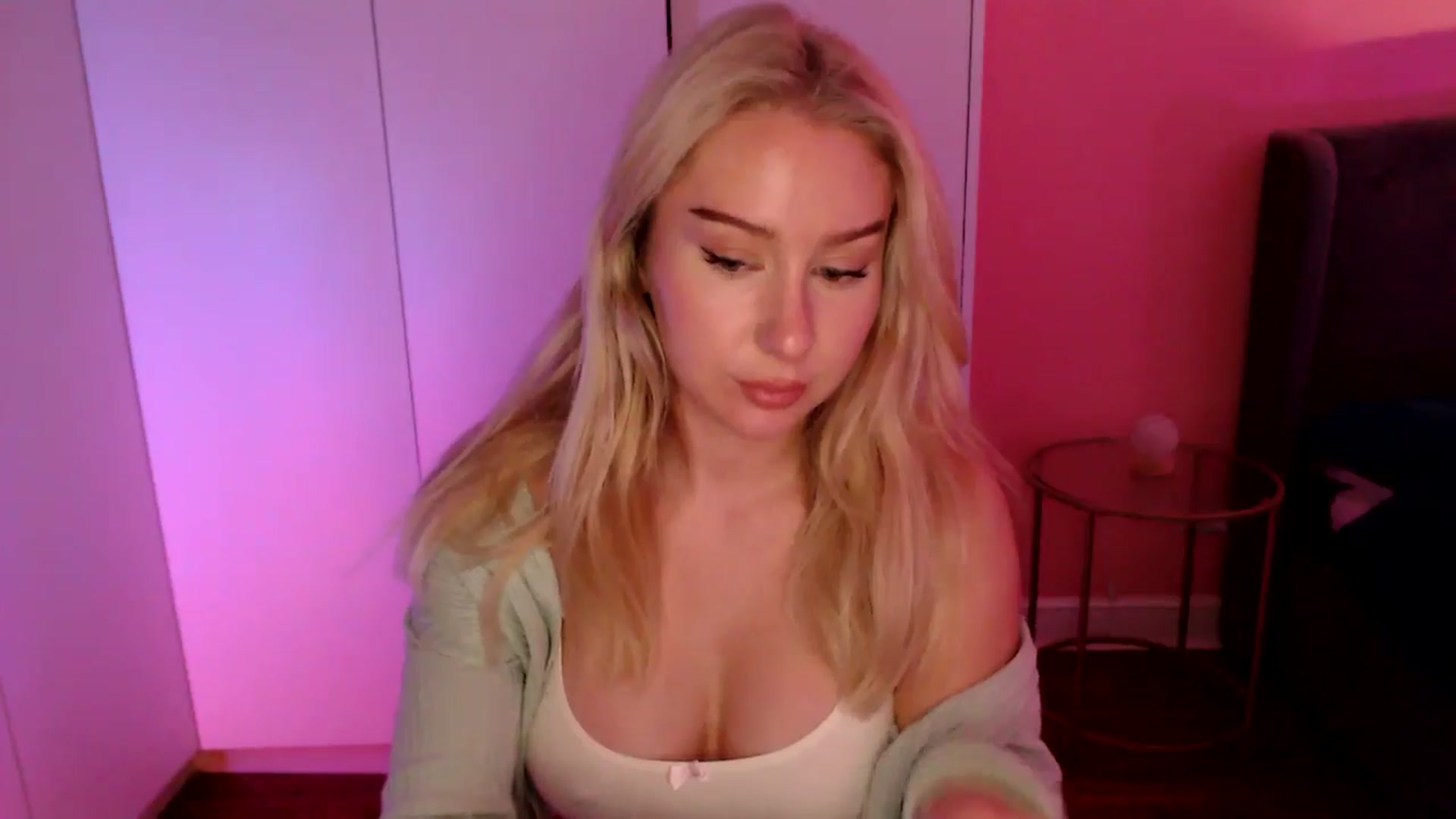 Gallery image thumbnail from PetiteAvax's myfreecams stream on, 12/01/2024, 19:19 image 17 of 20