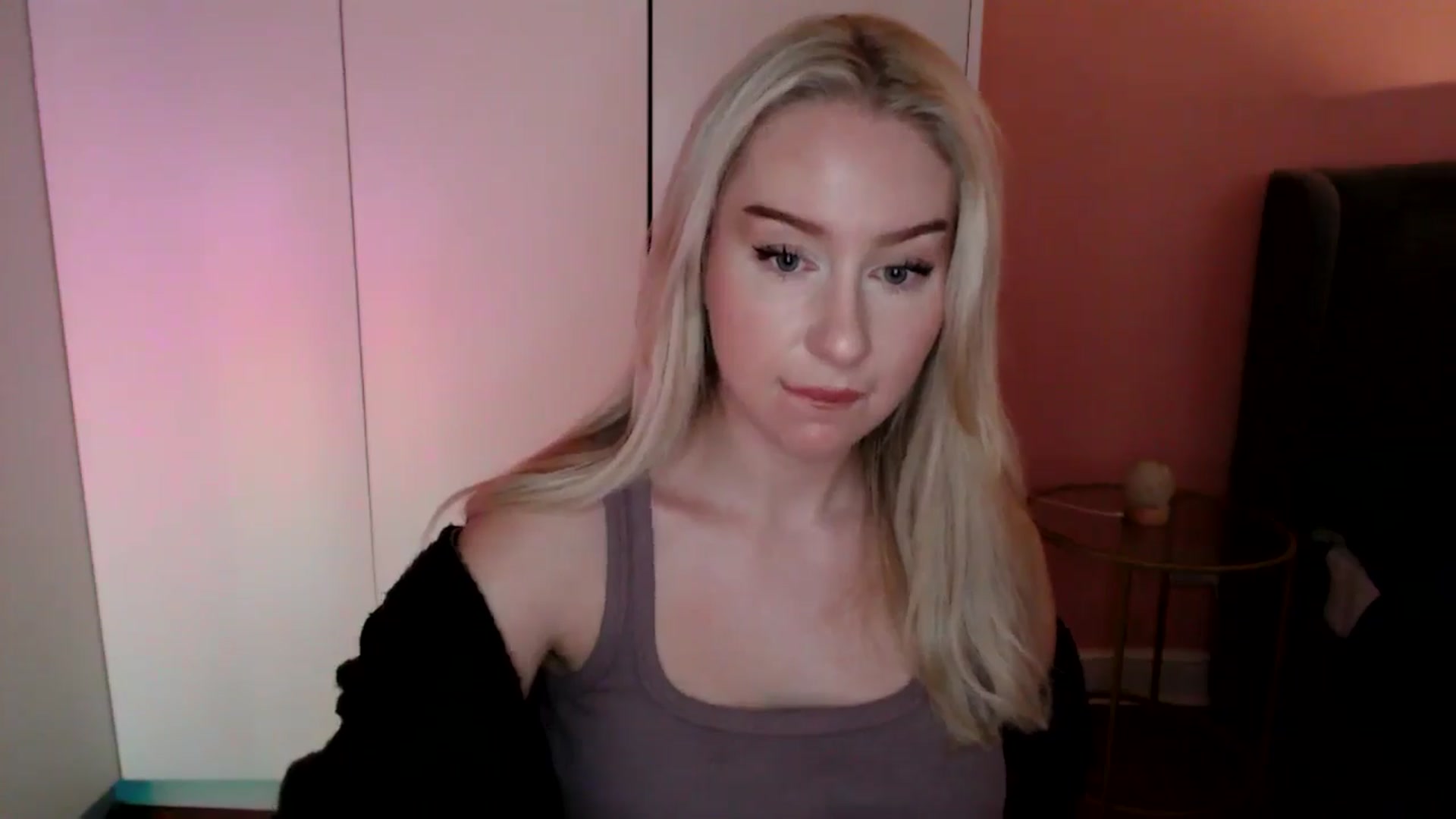 Gallery image thumbnail from PetiteAvax's myfreecams stream on, 12/03/2024, 20:07 image 4 of 20
