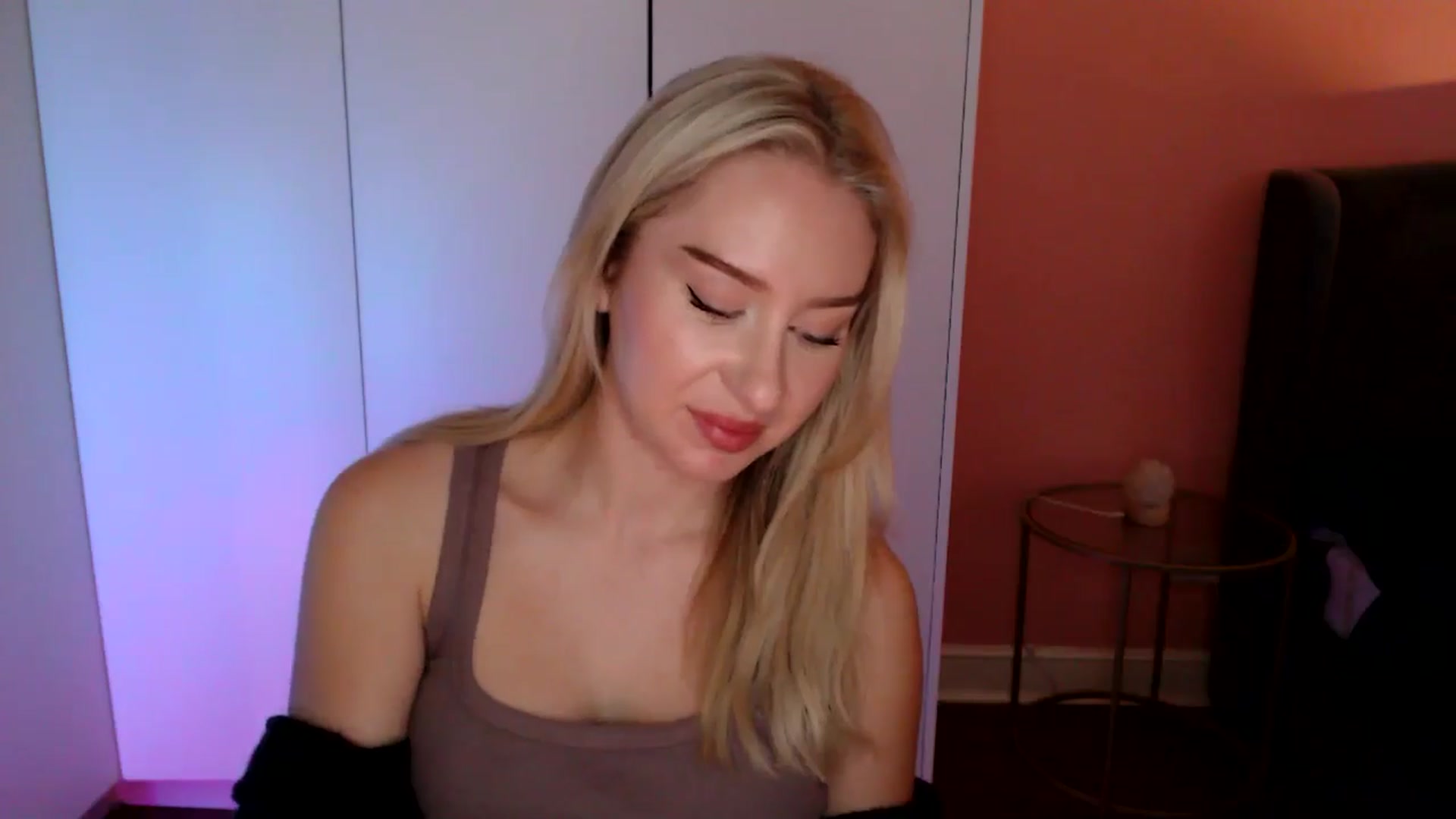 Gallery image thumbnail from PetiteAvax's myfreecams stream on, 12/03/2024, 20:07 image 6 of 20