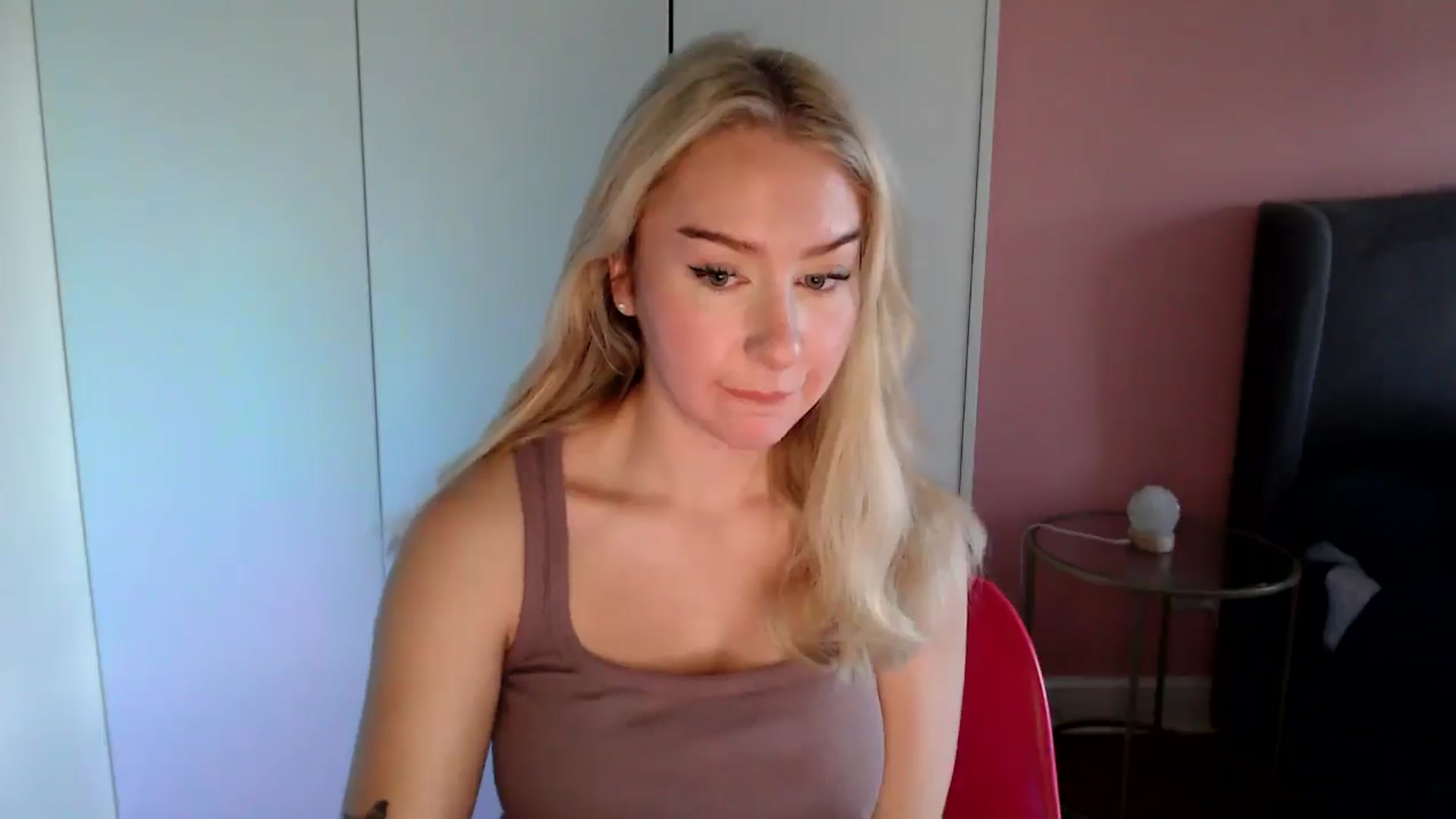 Gallery image thumbnail from PetiteAvax's myfreecams stream on, 12/04/2024, 09:55 image 10 of 20