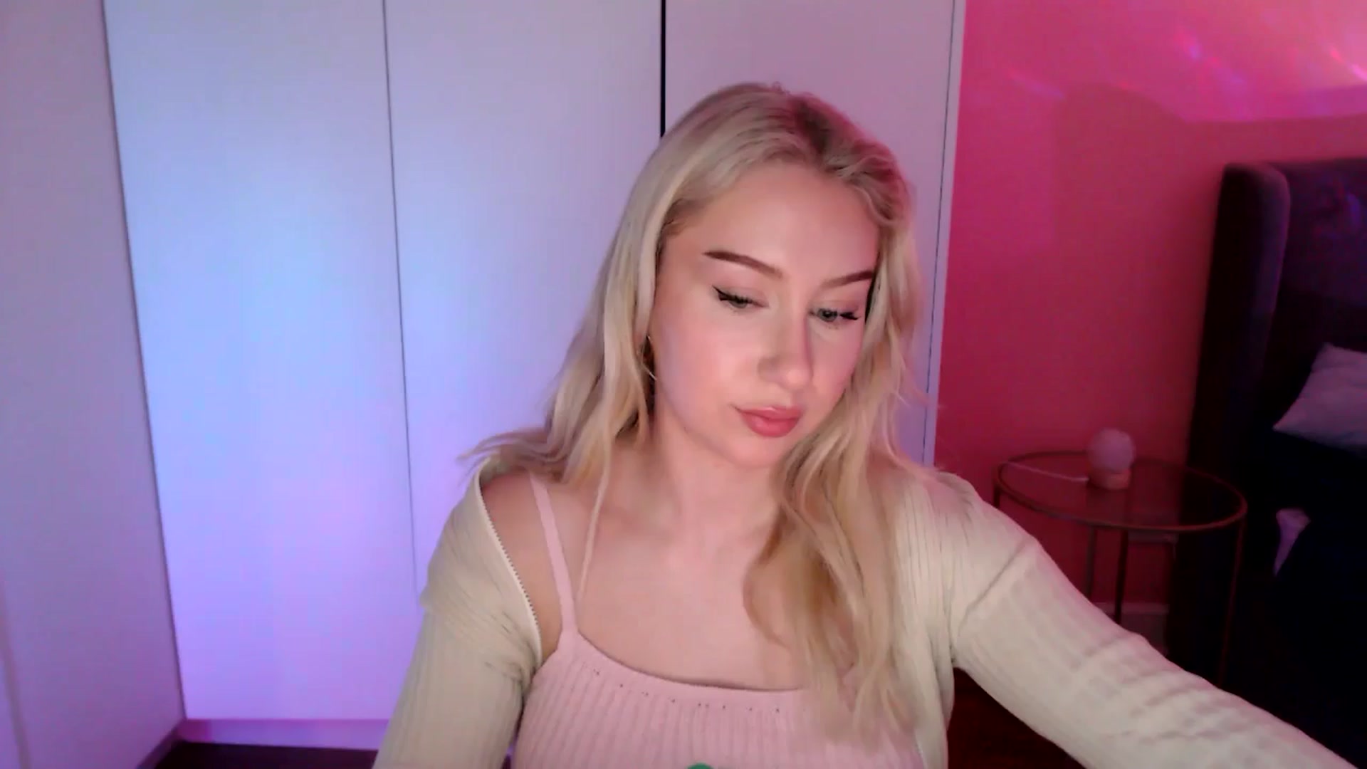 Gallery image thumbnail from PetiteAvax's myfreecams stream on, 12/11/2024, 20:40 image 13 of 20