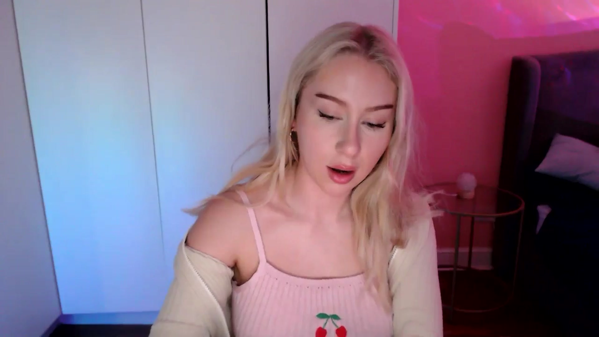 Gallery image thumbnail from PetiteAvax's myfreecams stream on, 12/11/2024, 20:40 image 10 of 20