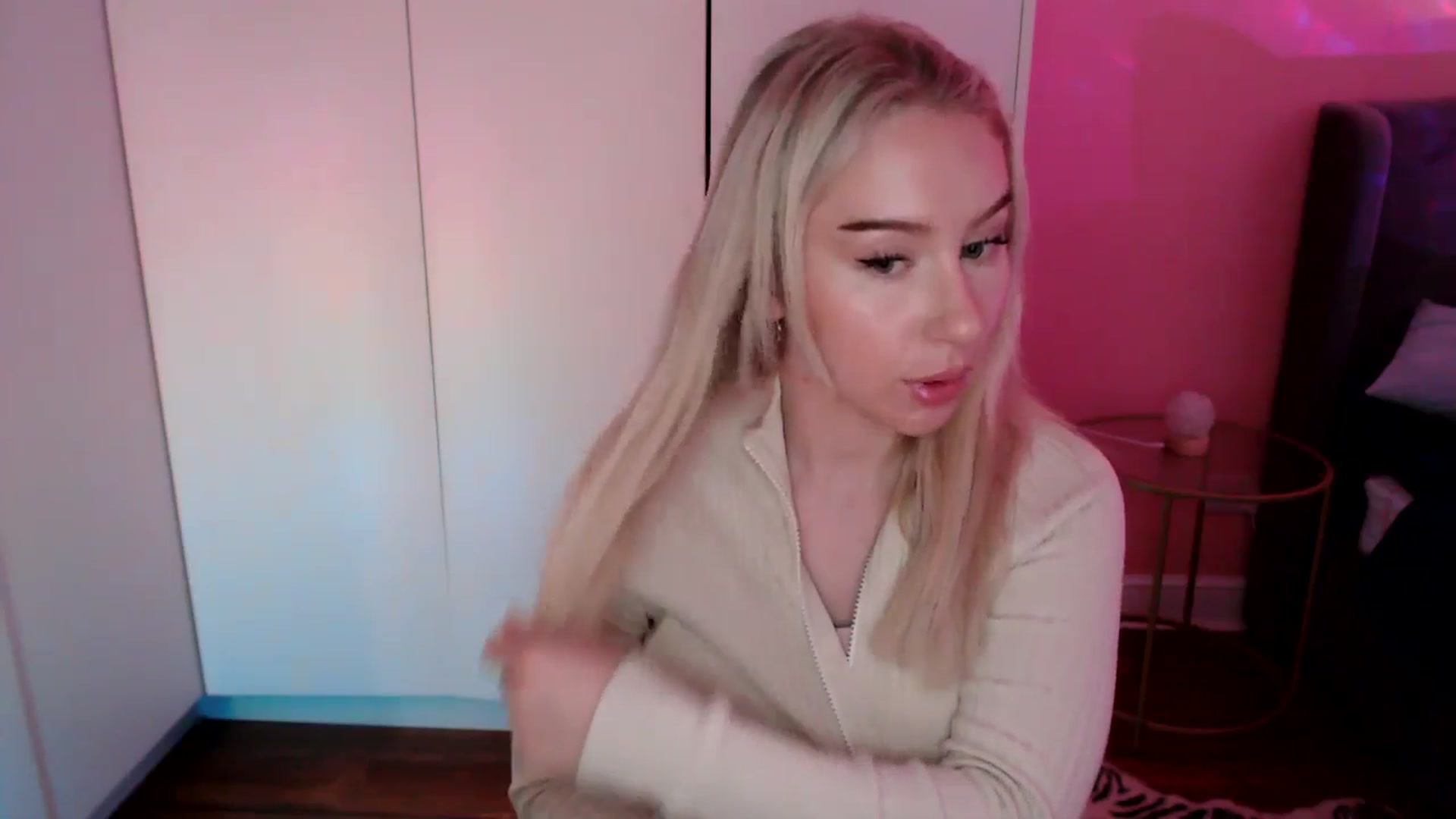 Gallery image thumbnail from PetiteAvax's myfreecams stream on, 12/11/2024, 21:46 image 7 of 20