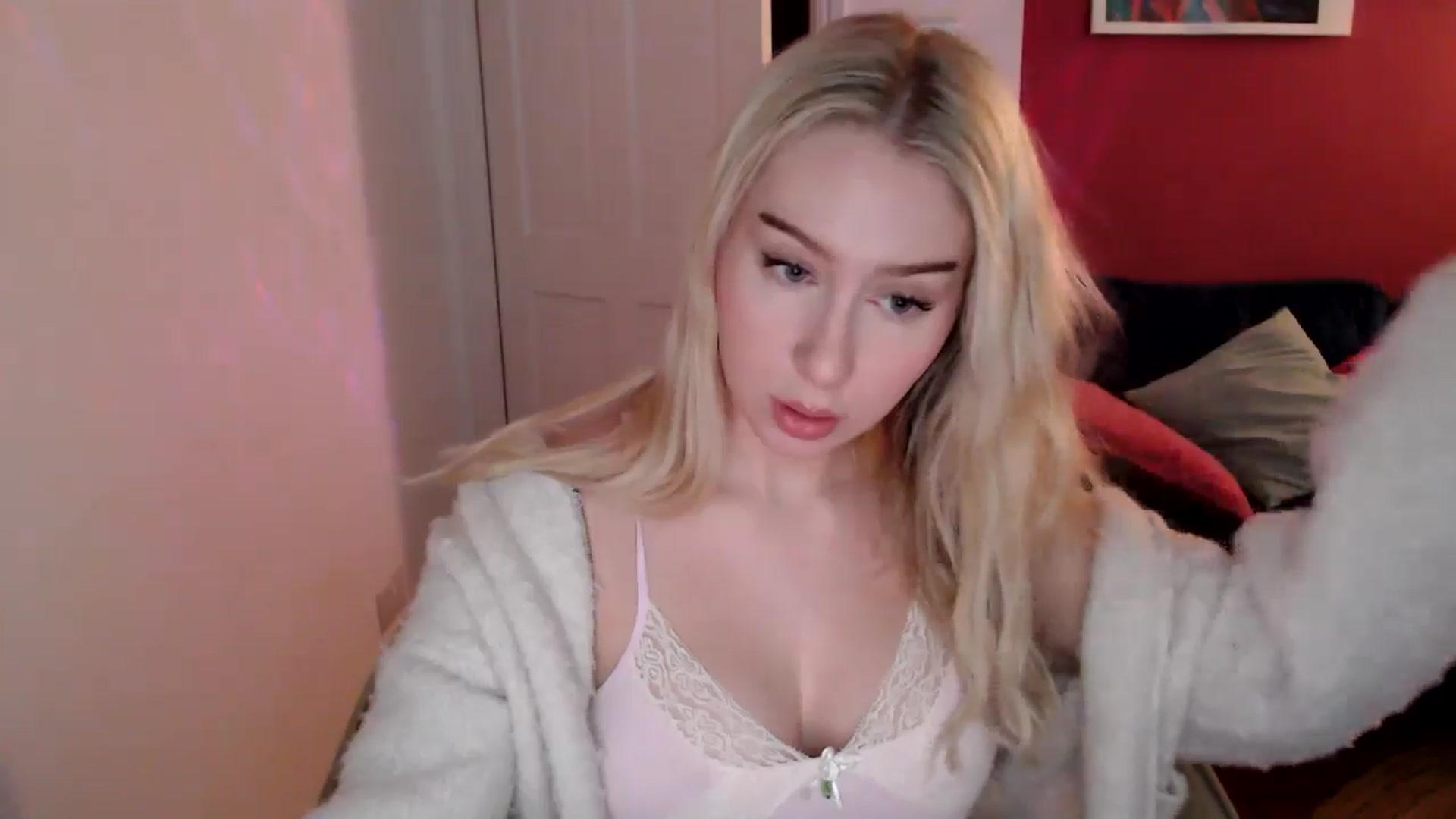 Gallery image thumbnail from PetiteAvax's myfreecams stream on, 12/13/2024, 17:51 image 6 of 20