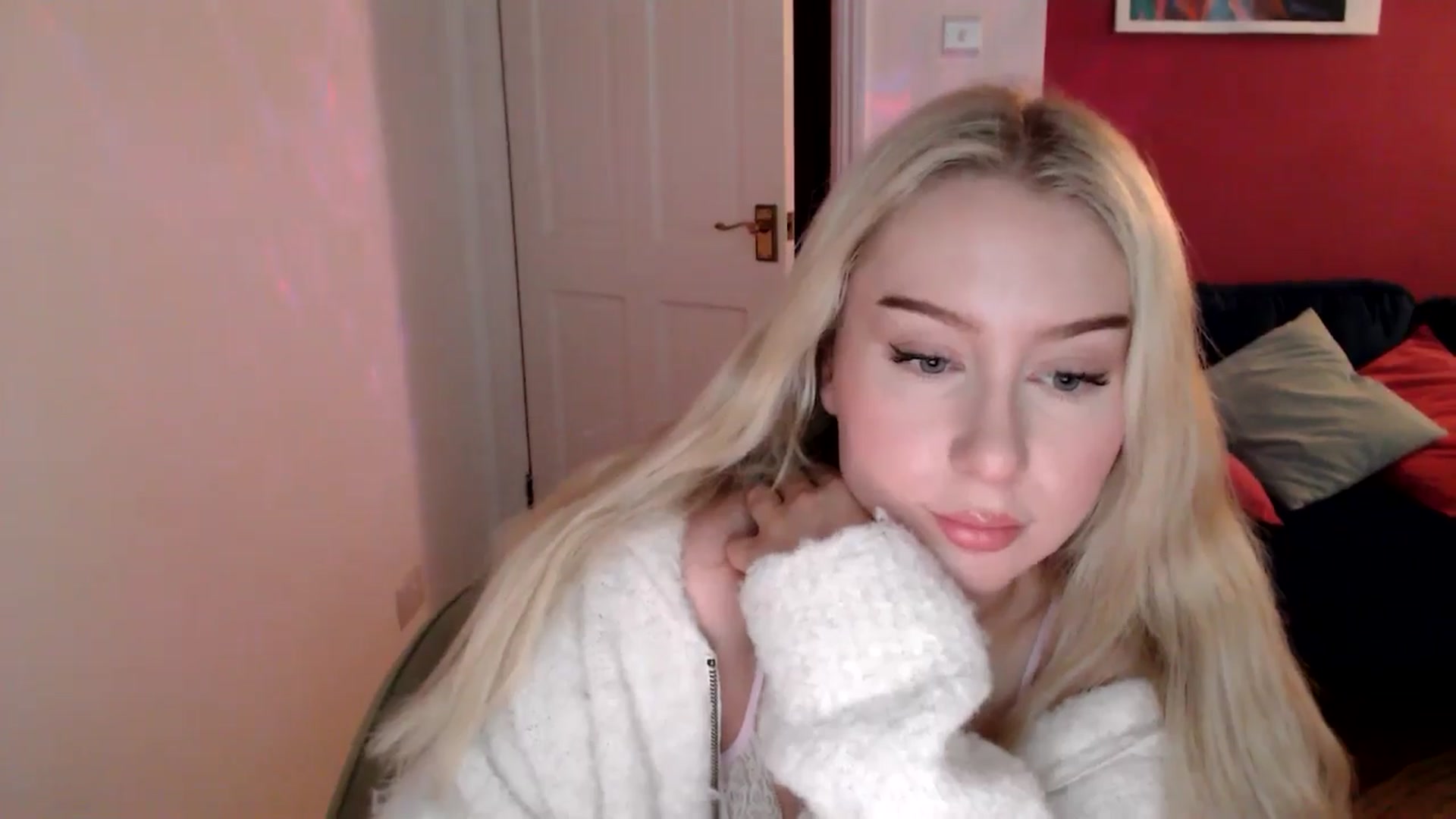 Gallery image thumbnail from PetiteAvax's myfreecams stream on, 12/13/2024, 17:51 image 16 of 20
