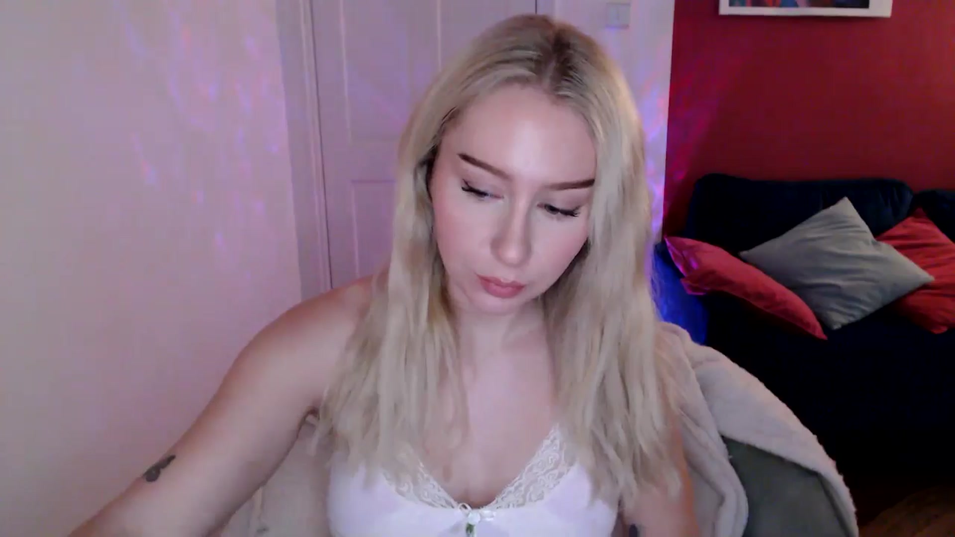 Gallery image thumbnail from PetiteAvax's myfreecams stream on, 12/13/2024, 18:27 image 16 of 20