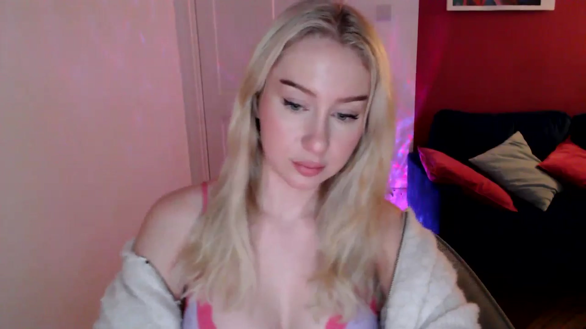 Gallery image thumbnail from PetiteAvax's myfreecams stream on, 12/14/2024, 20:06 image 5 of 20