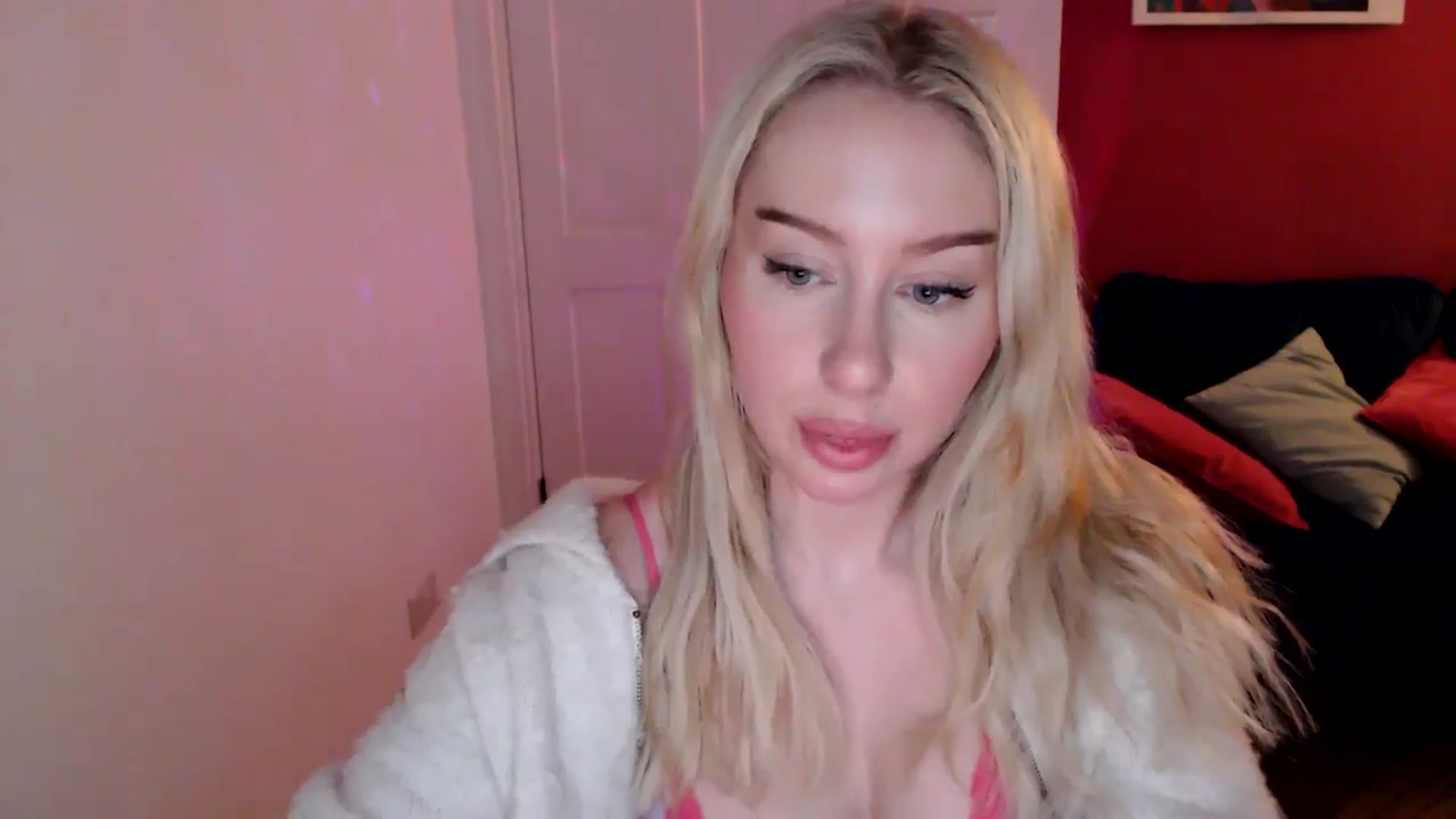Gallery image thumbnail from PetiteAvax's myfreecams stream on, 12/14/2024, 20:06 image 13 of 20