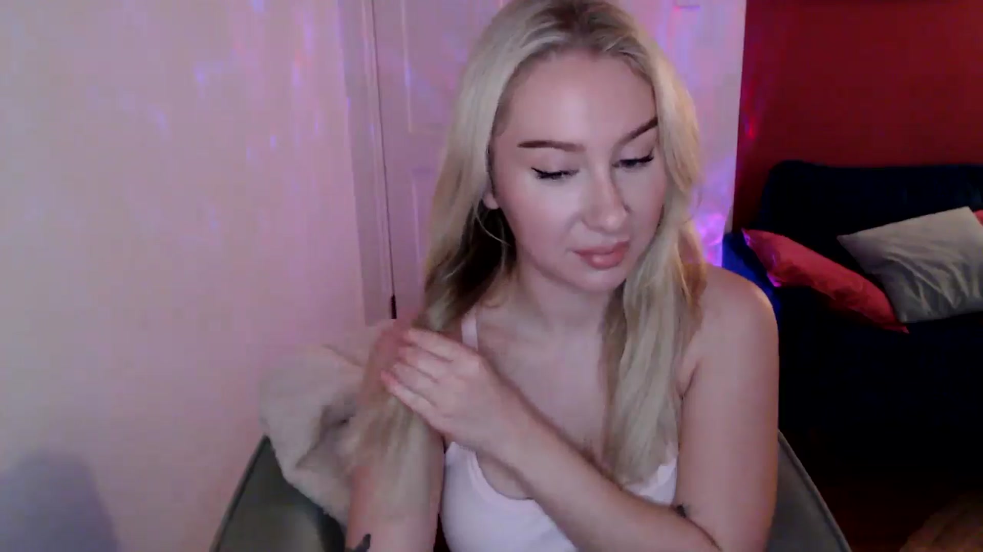 Gallery image thumbnail from PetiteAvax's myfreecams stream on, 12/15/2024, 18:30 image 12 of 20