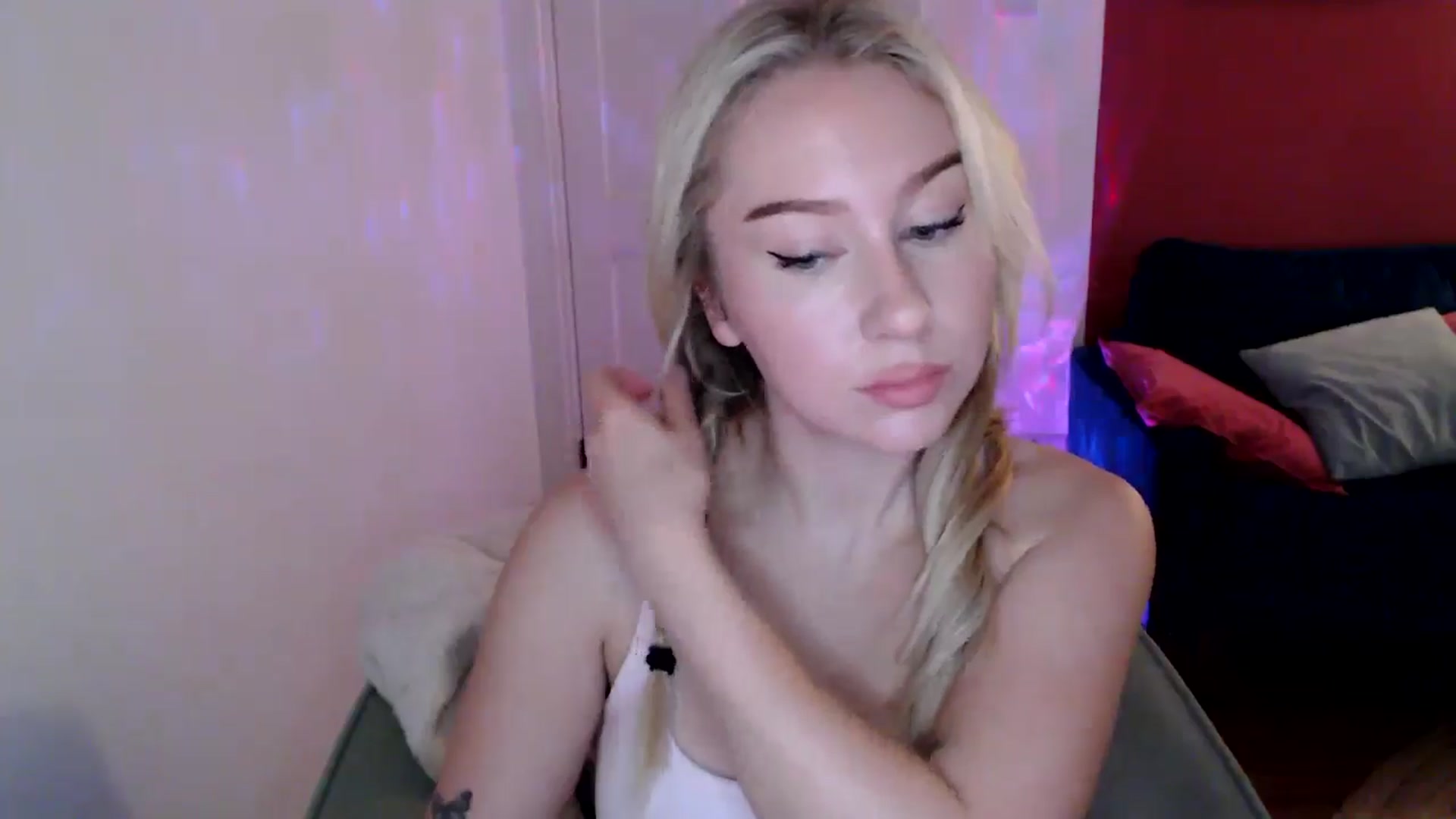 Gallery image thumbnail from PetiteAvax's myfreecams stream on, 12/15/2024, 18:30 image 18 of 20