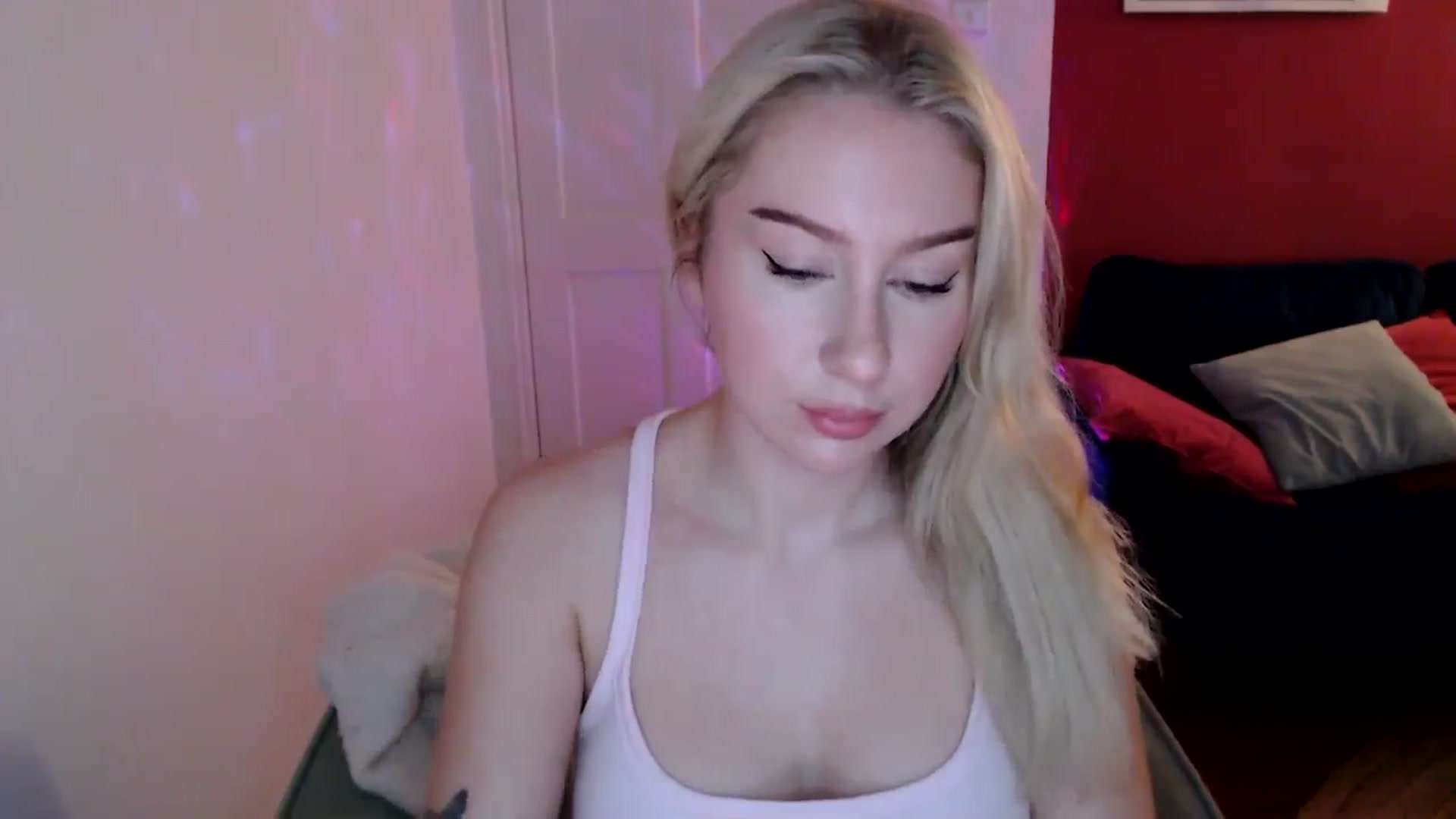 Gallery image thumbnail from PetiteAvax's myfreecams stream on, 12/15/2024, 18:30 image 5 of 20