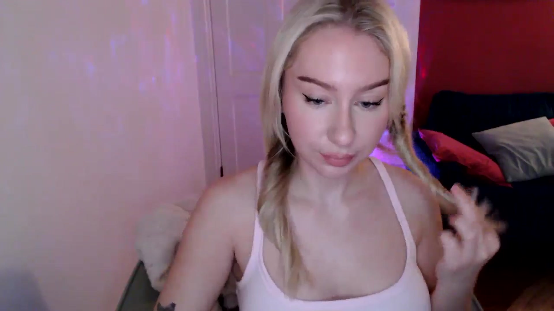 Gallery image thumbnail from PetiteAvax's myfreecams stream on, 12/15/2024, 18:30 image 13 of 20