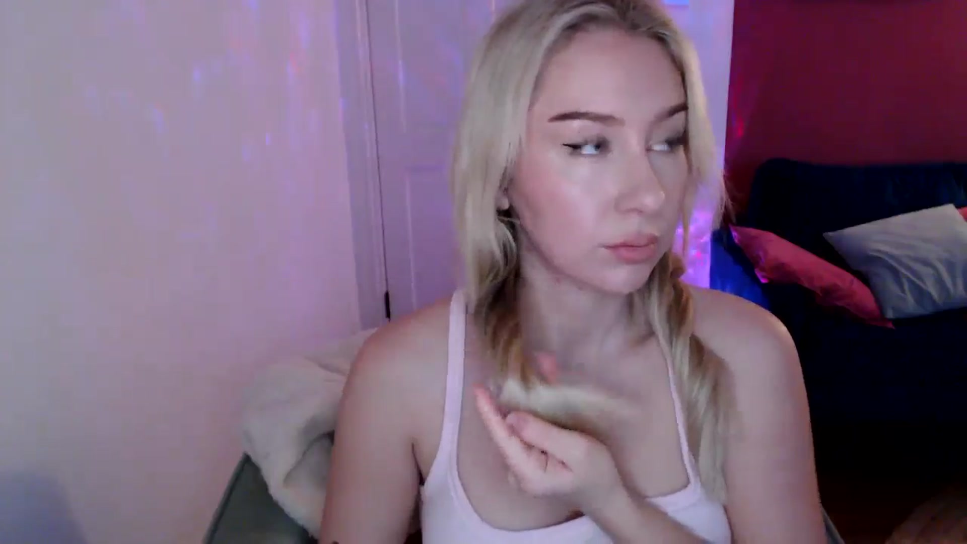Gallery image thumbnail from PetiteAvax's myfreecams stream on, 12/15/2024, 18:30 image 17 of 20