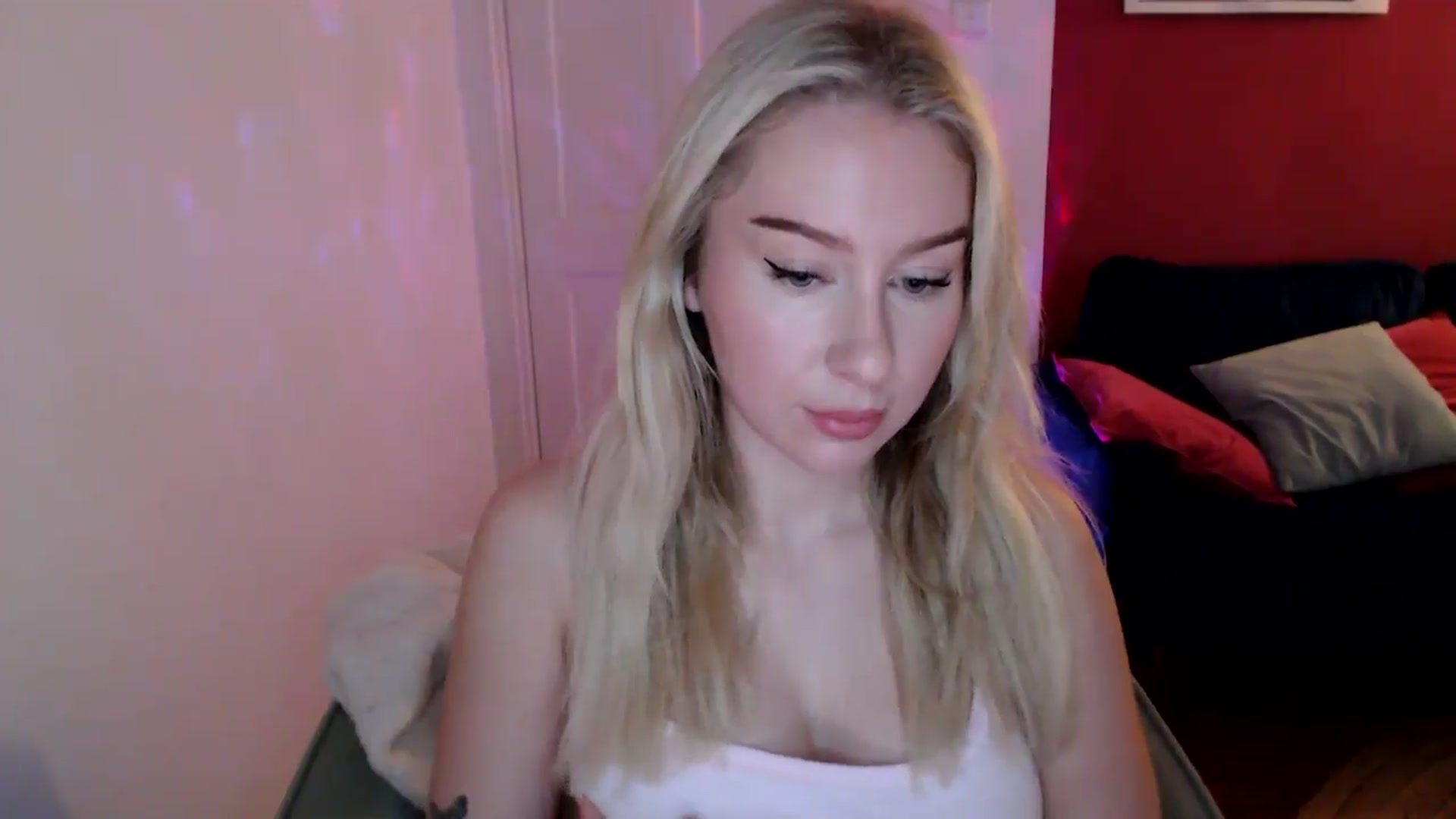 Gallery image thumbnail from PetiteAvax's myfreecams stream on, 12/15/2024, 18:30 image 7 of 20