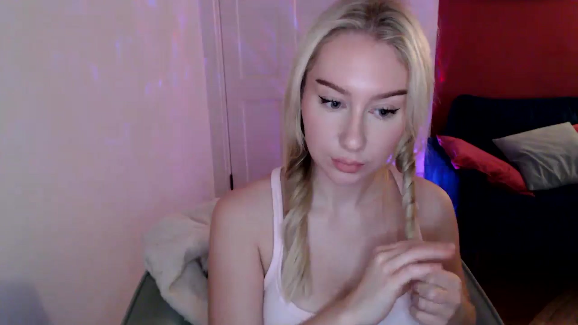 Gallery image thumbnail from PetiteAvax's myfreecams stream on, 12/15/2024, 18:30 image 15 of 20