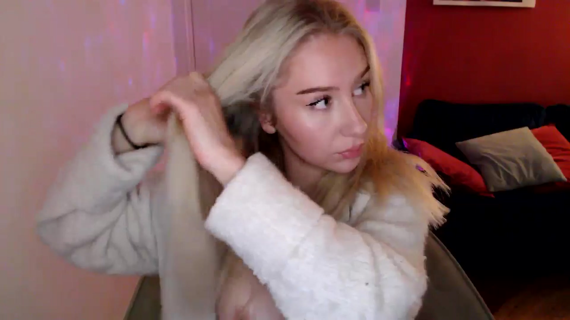 Gallery image thumbnail from PetiteAvax's myfreecams stream on, 12/15/2024, 19:36 image 17 of 20