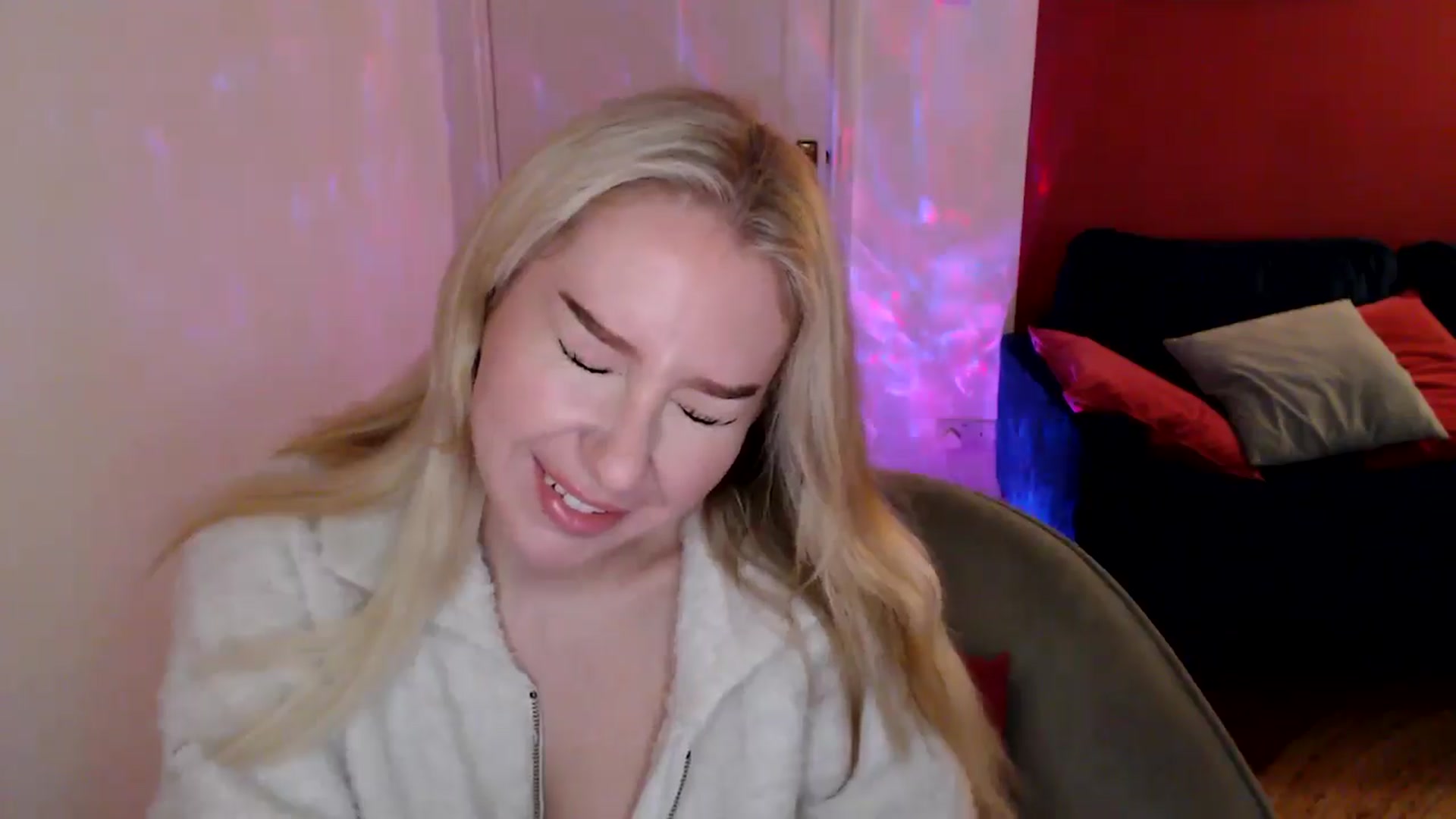 Gallery image thumbnail from PetiteAvax's myfreecams stream on, 12/15/2024, 19:36 image 18 of 20