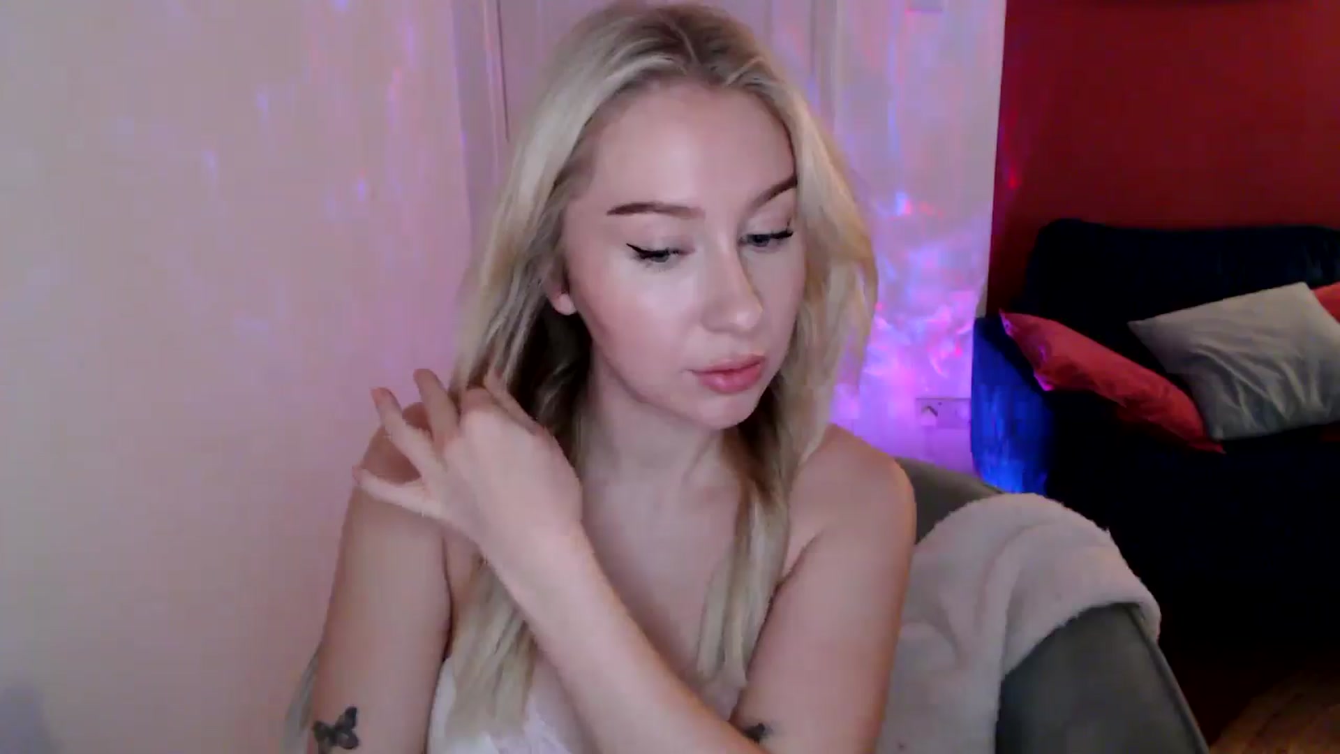 Gallery image thumbnail from PetiteAvax's myfreecams stream on, 12/15/2024, 21:00 image 18 of 20