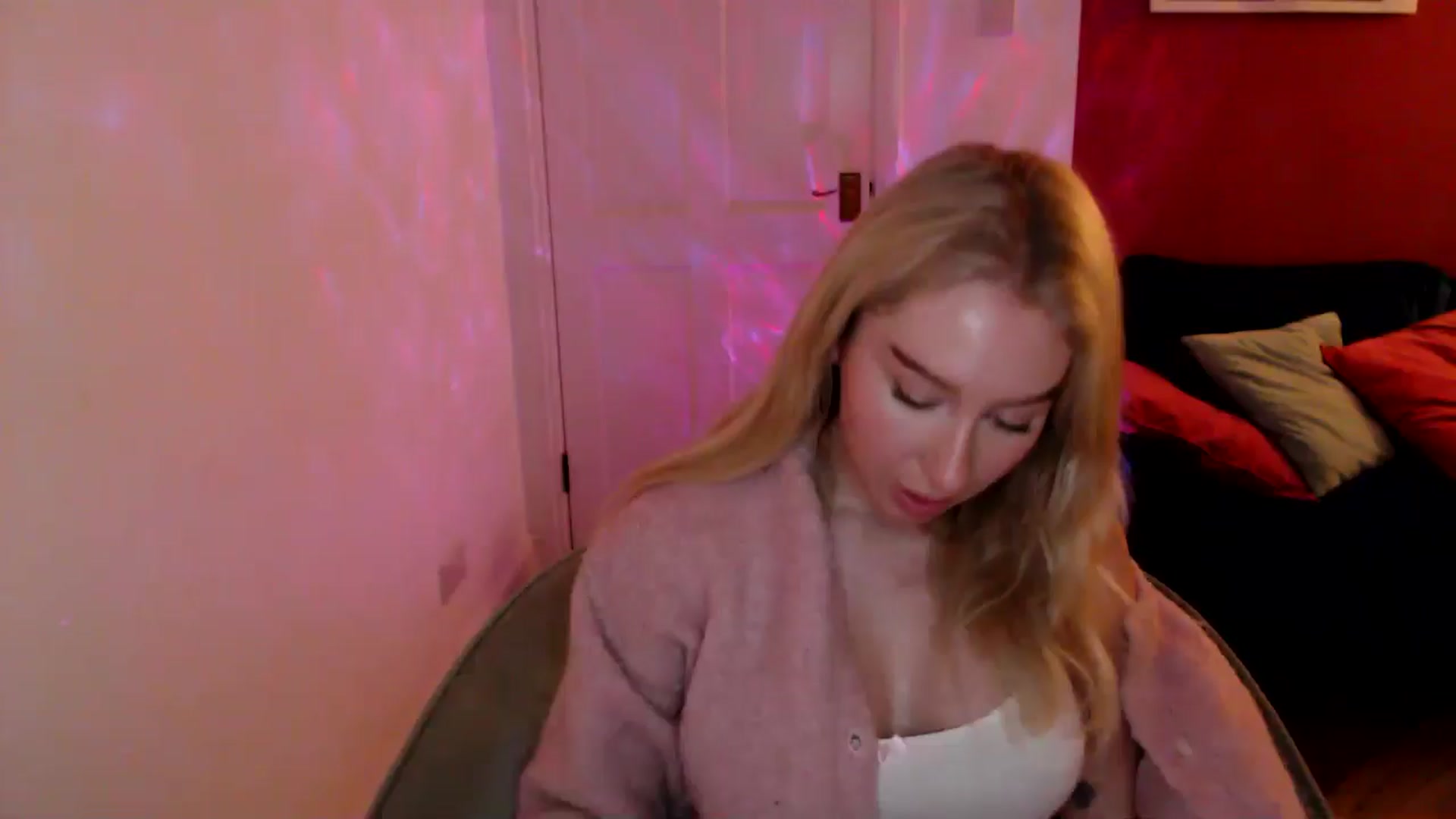 Gallery image thumbnail from PetiteAvax's myfreecams stream on, 12/16/2024, 20:18 image 12 of 20
